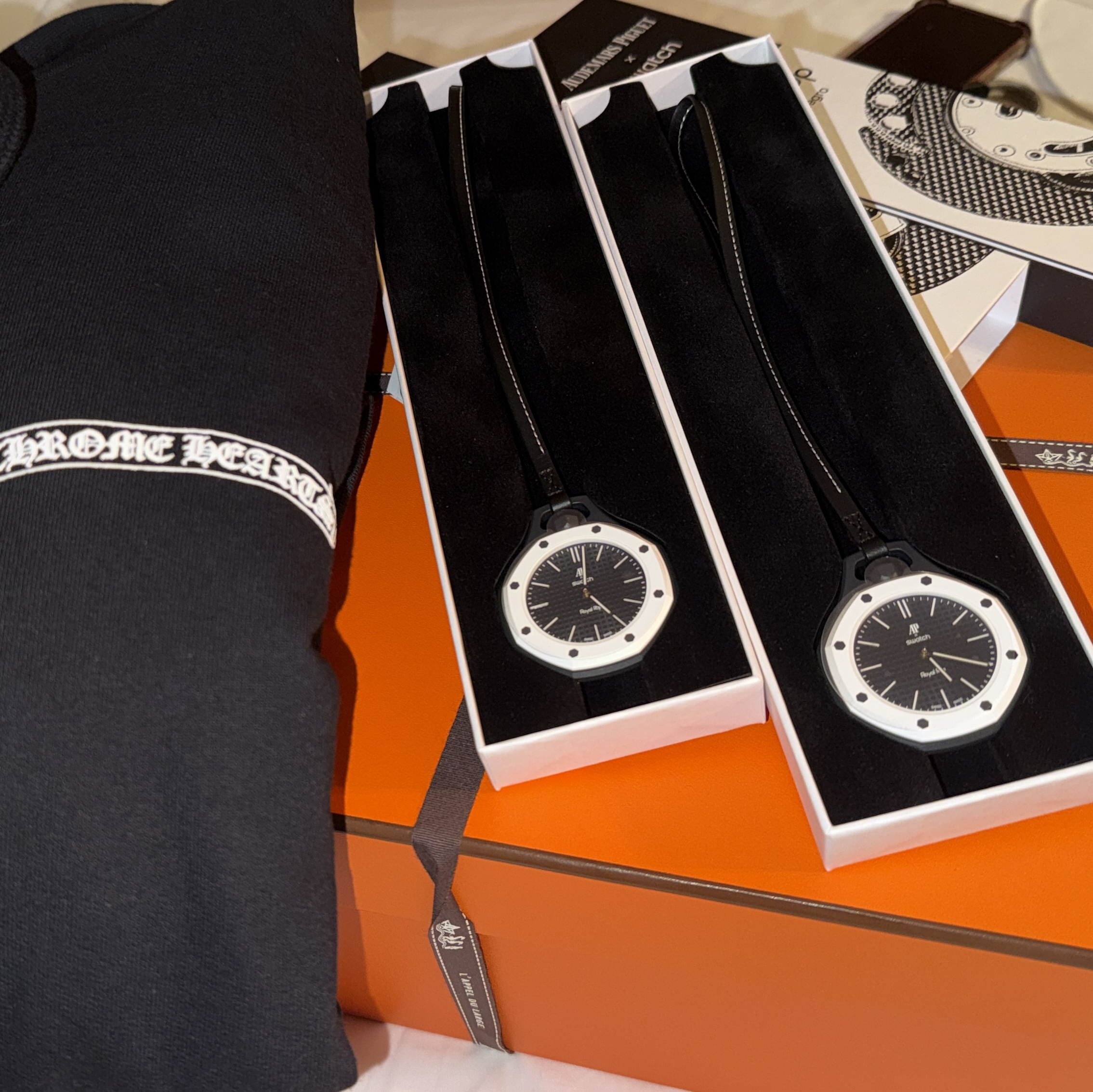 Chrome Hearts Scroll Logo Hoodie Black, Swatch x Audemars Piguet Bioceramic Royal Pop Ocho Negro 착용 스타일