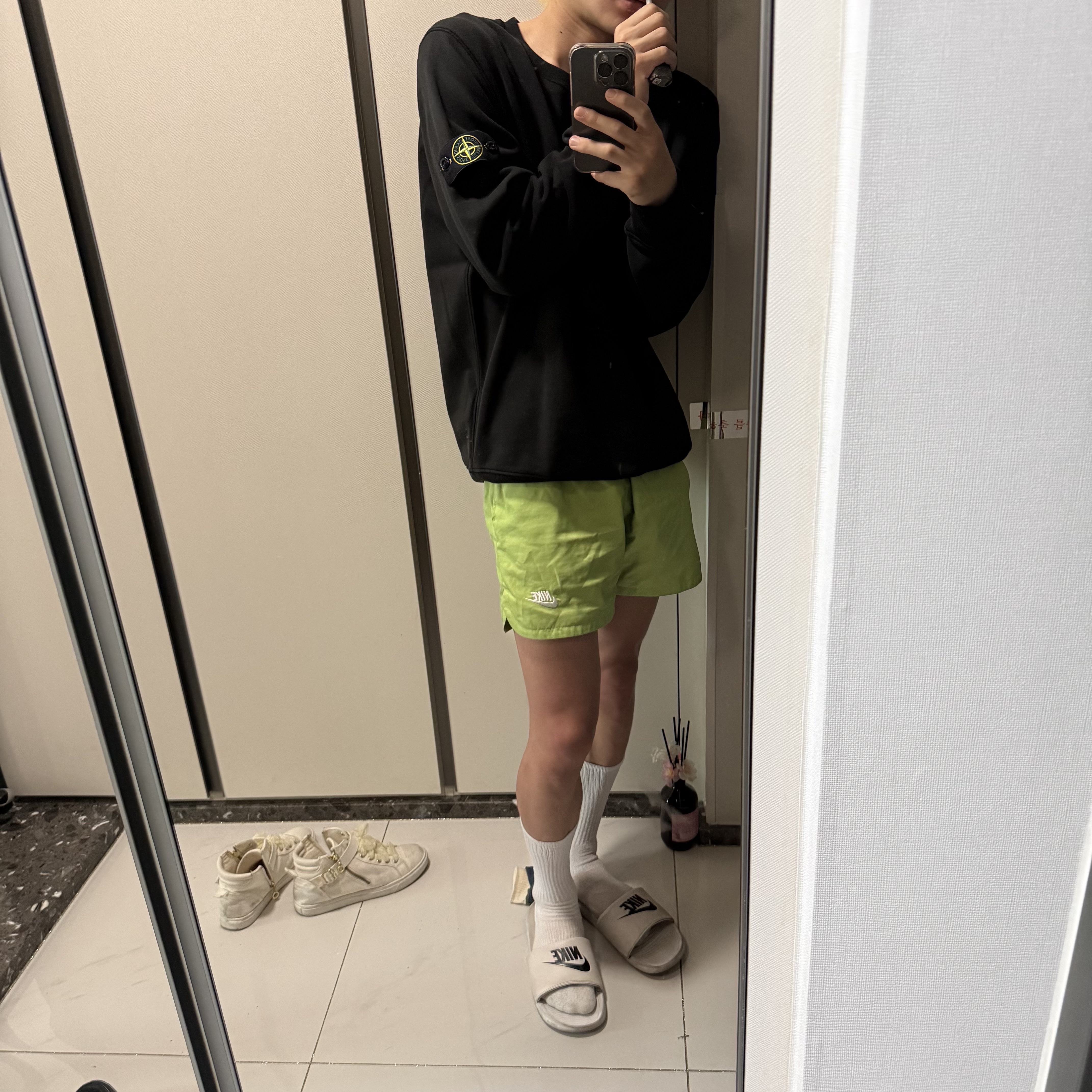 Stone Island 6100060 Organic Cotton Fleece Regular Fit Crewneck Sweatshirt Black - 26SS, Nike NSW Woven Lined Flow Shorts Vivid Green - Asia 착용 스타일 - 2