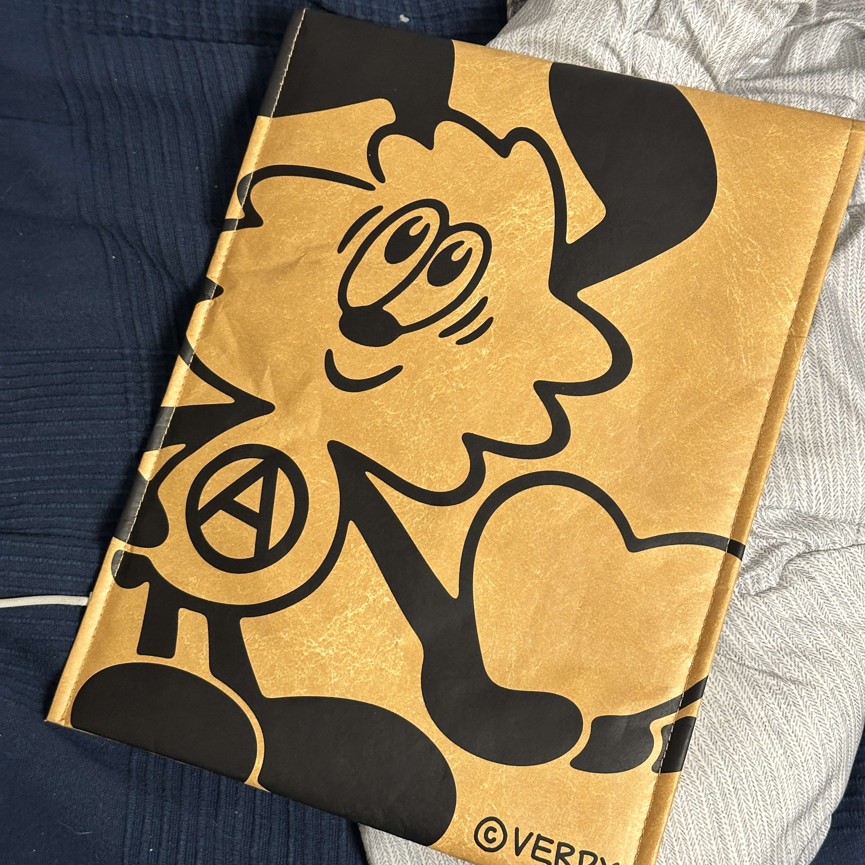 Human Made x Verdy PC Tablet Case 14 Inch Beige - Jamsil Store Exclusvie 착용 스타일 - 1