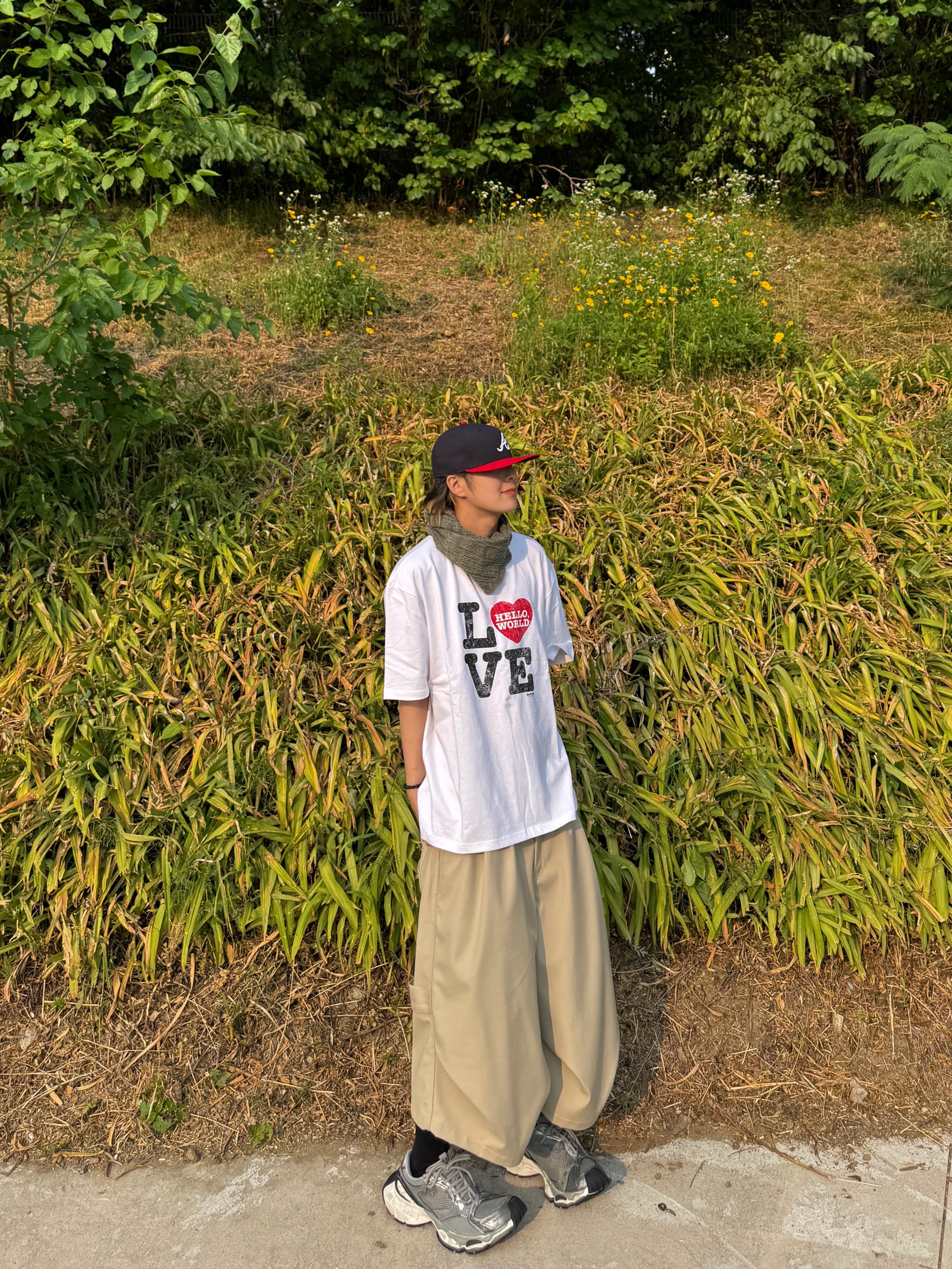 Kamien x Koin Seoul Bermuda Slacks Beige, Balenciaga Stapler Sneaker Silver Grey 착용 스타일 - 1