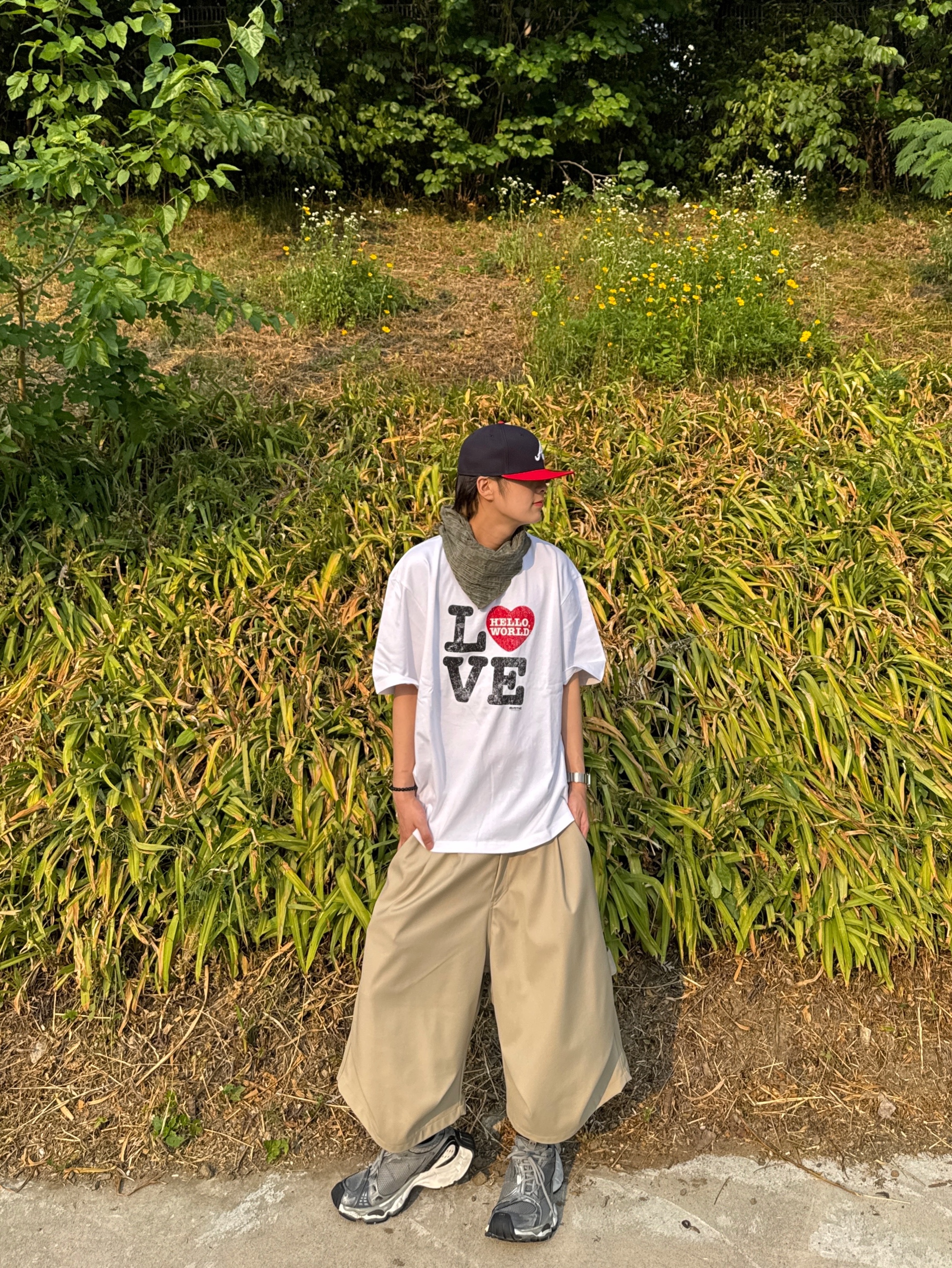 Kamien x Koin Seoul Bermuda Slacks Beige, Balenciaga Stapler Sneaker Silver Grey 착용 스타일 - 2