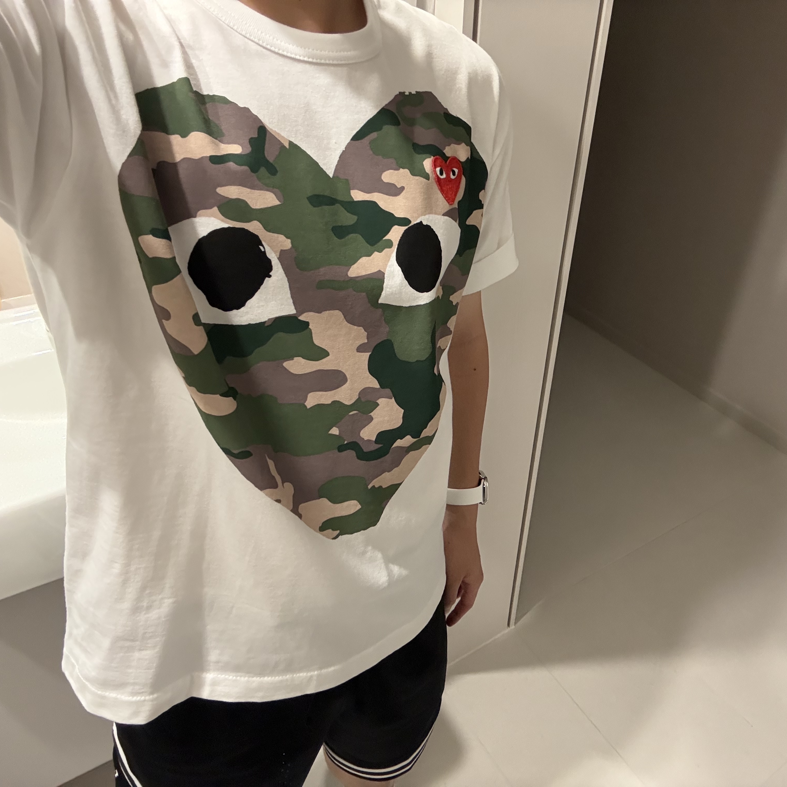 Play Comme des Garcons Camouflage Heart T-Shirt White, Jordan Dri-Fit Sport Diamond Shorts Black - Asia 착용 스타일 - 1
