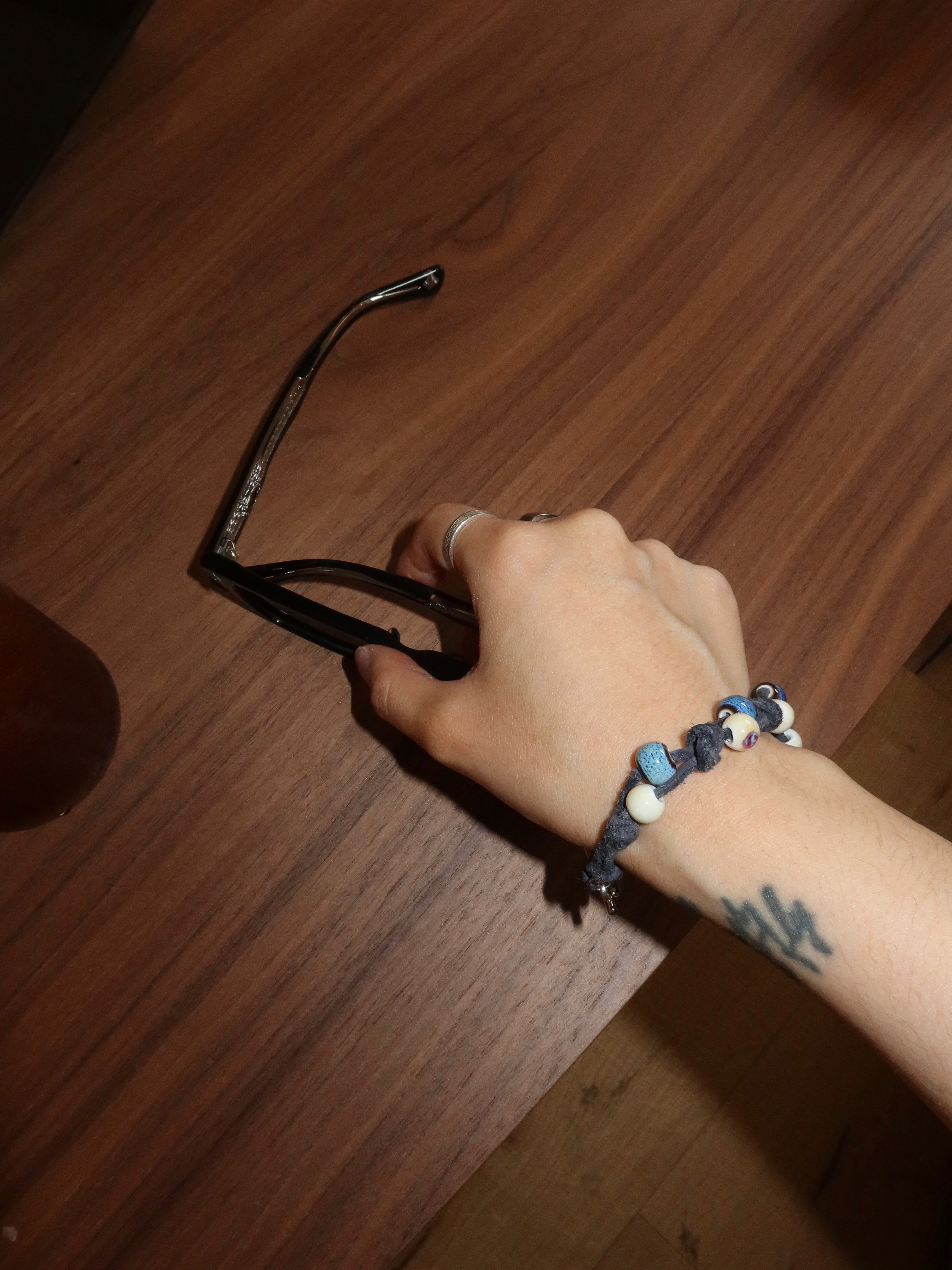 Hono Report Henley Neck Striped T-Shirt Blue Gray, Hono Report Cow Suede Bracelet Blue 착용 스타일 - 3