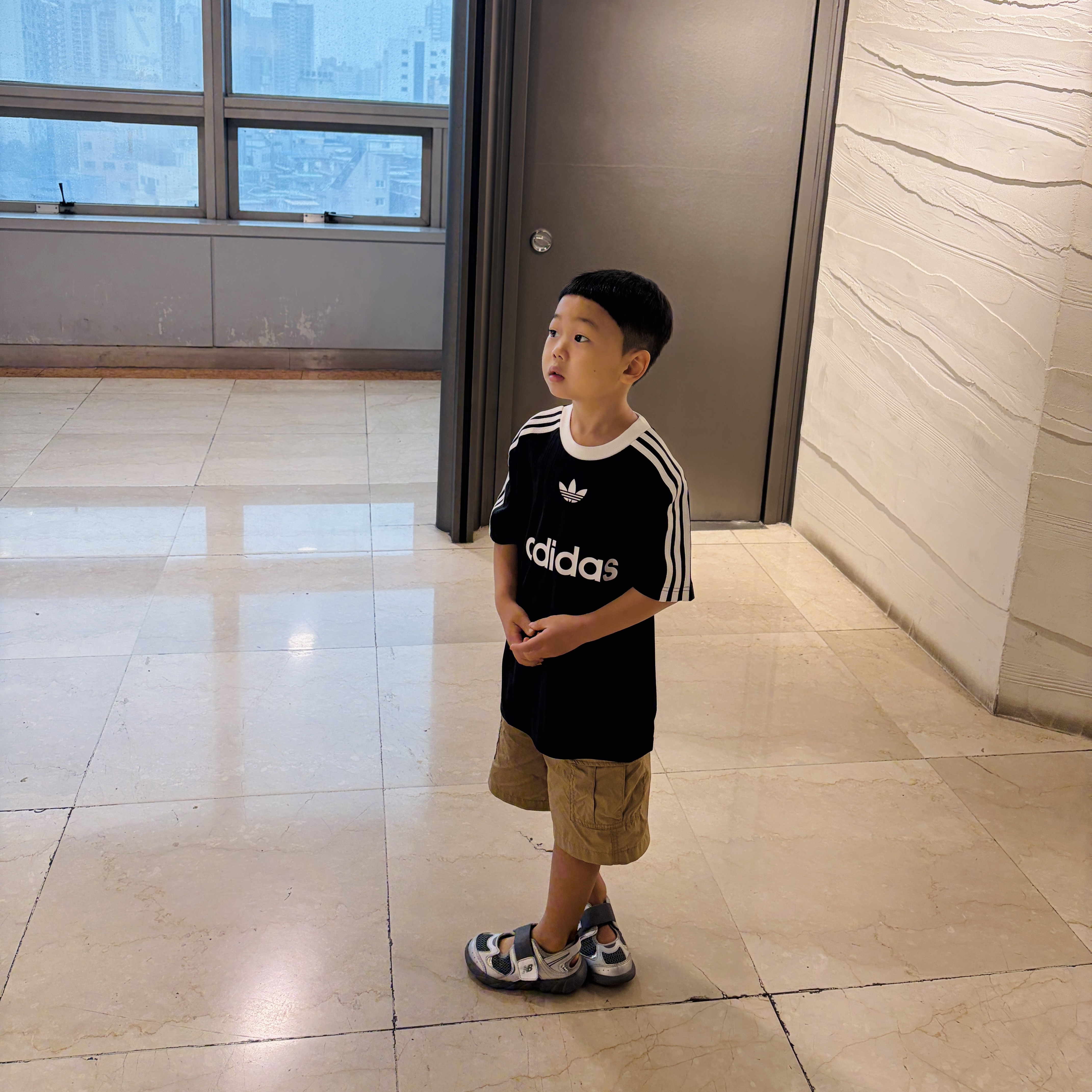 (Kids) New Balance Freedle 920 Sandal Charcoal, Adidas Adicolor T-Shirt Black White - KR Sizing 착용 스타일 - 3