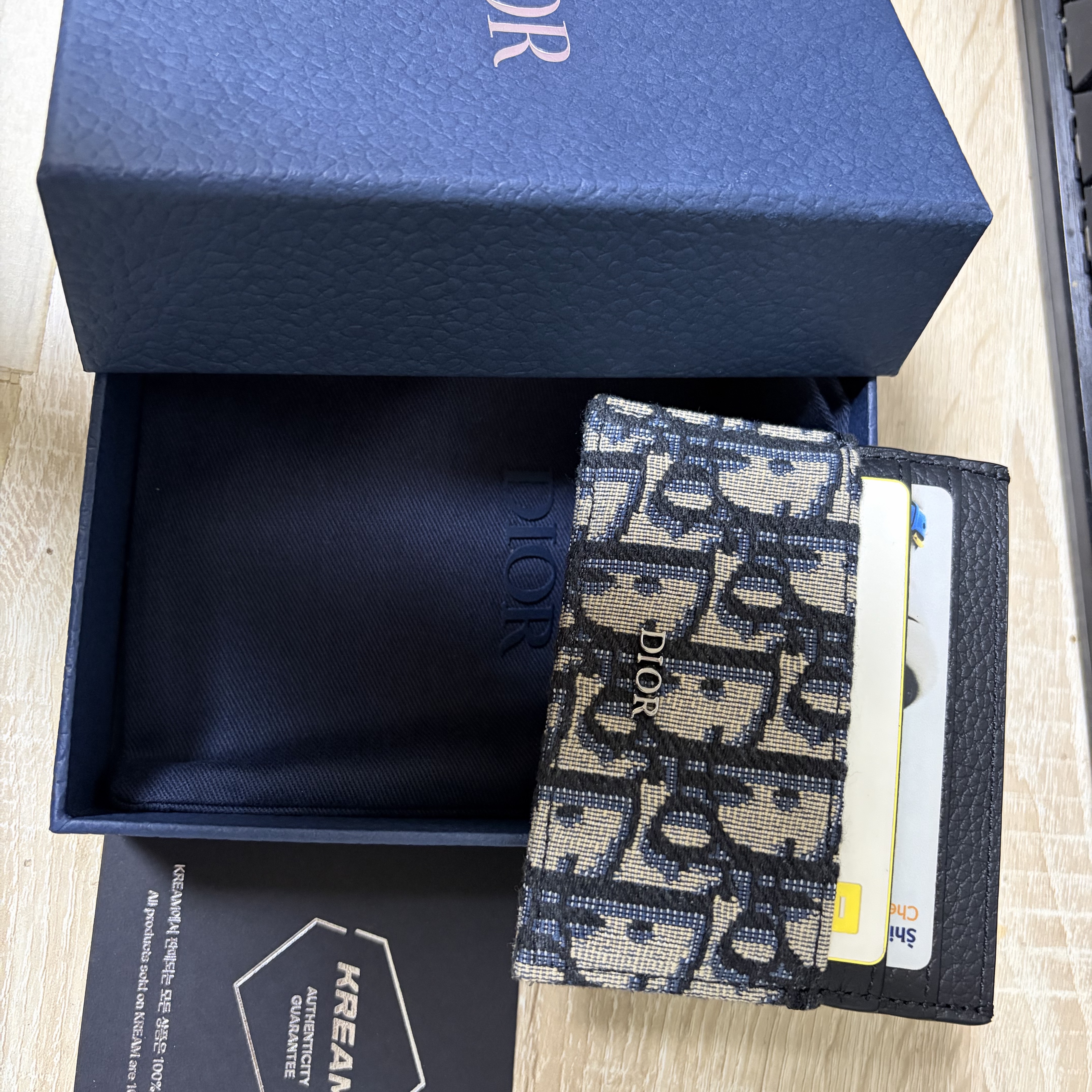 Dior Card Holder Beige & Black Dior Oblique Jacquard 착용 스타일