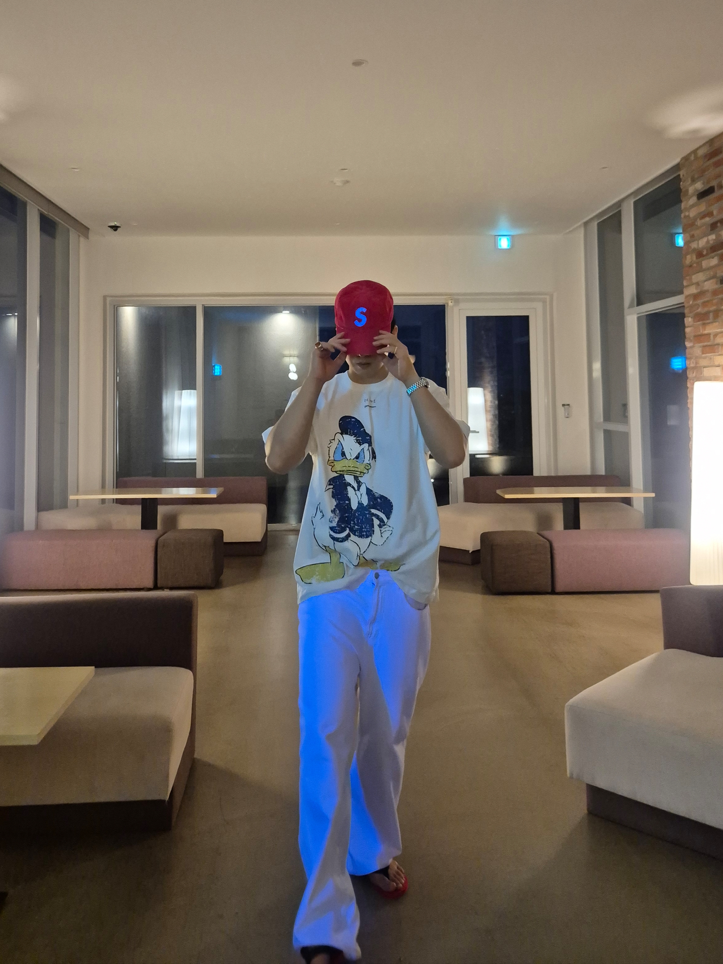 Ader Error x Disney Donald Duck T-Shirt 01 Off White, The Row Dune Classic Sandal in Rubber Scarlet 착용 스타일 - 4