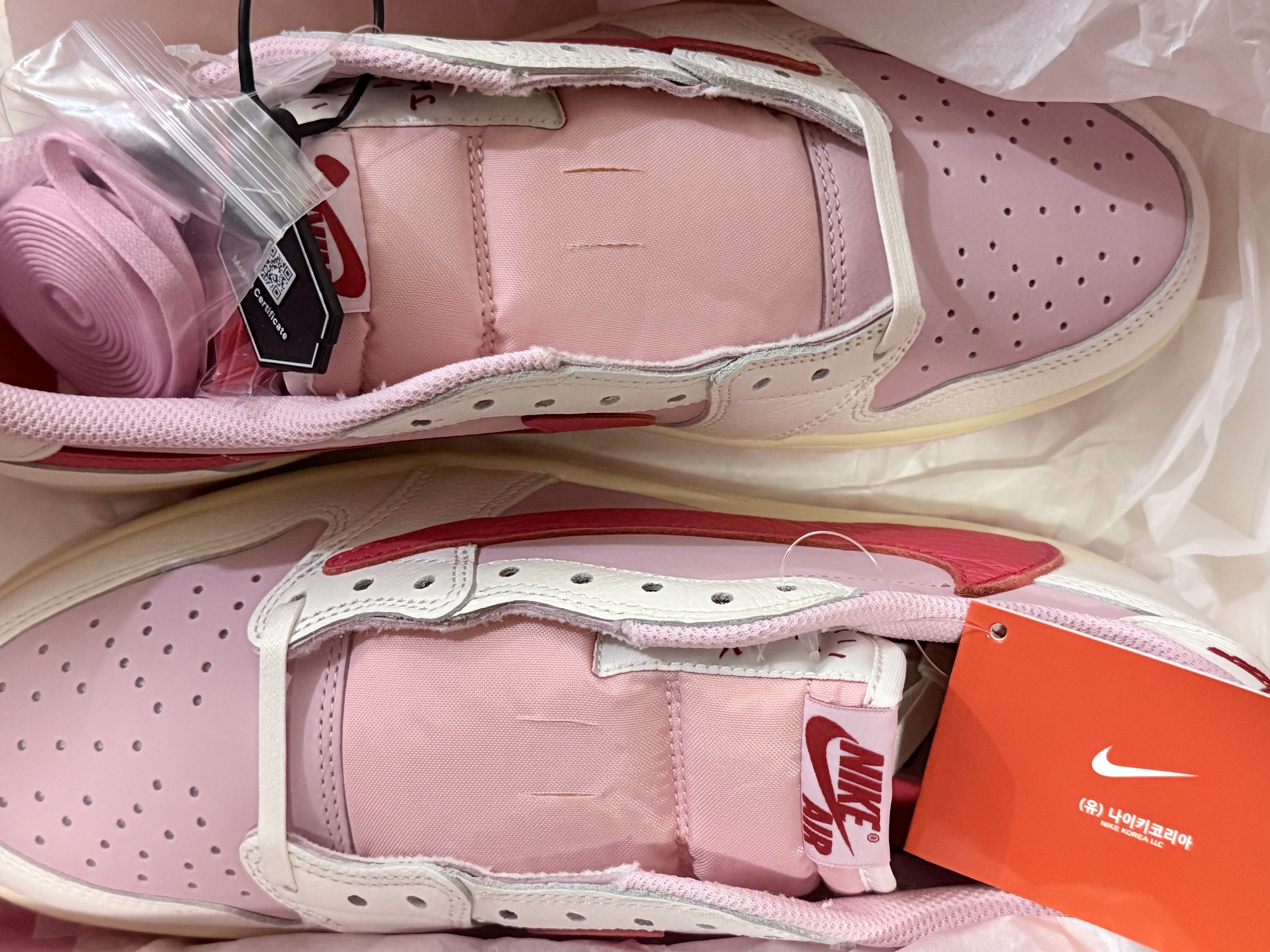 Jordan 1 x Travis Scott Retro Low OG SP Sail Tropical Pink 착용 스타일 - 2
