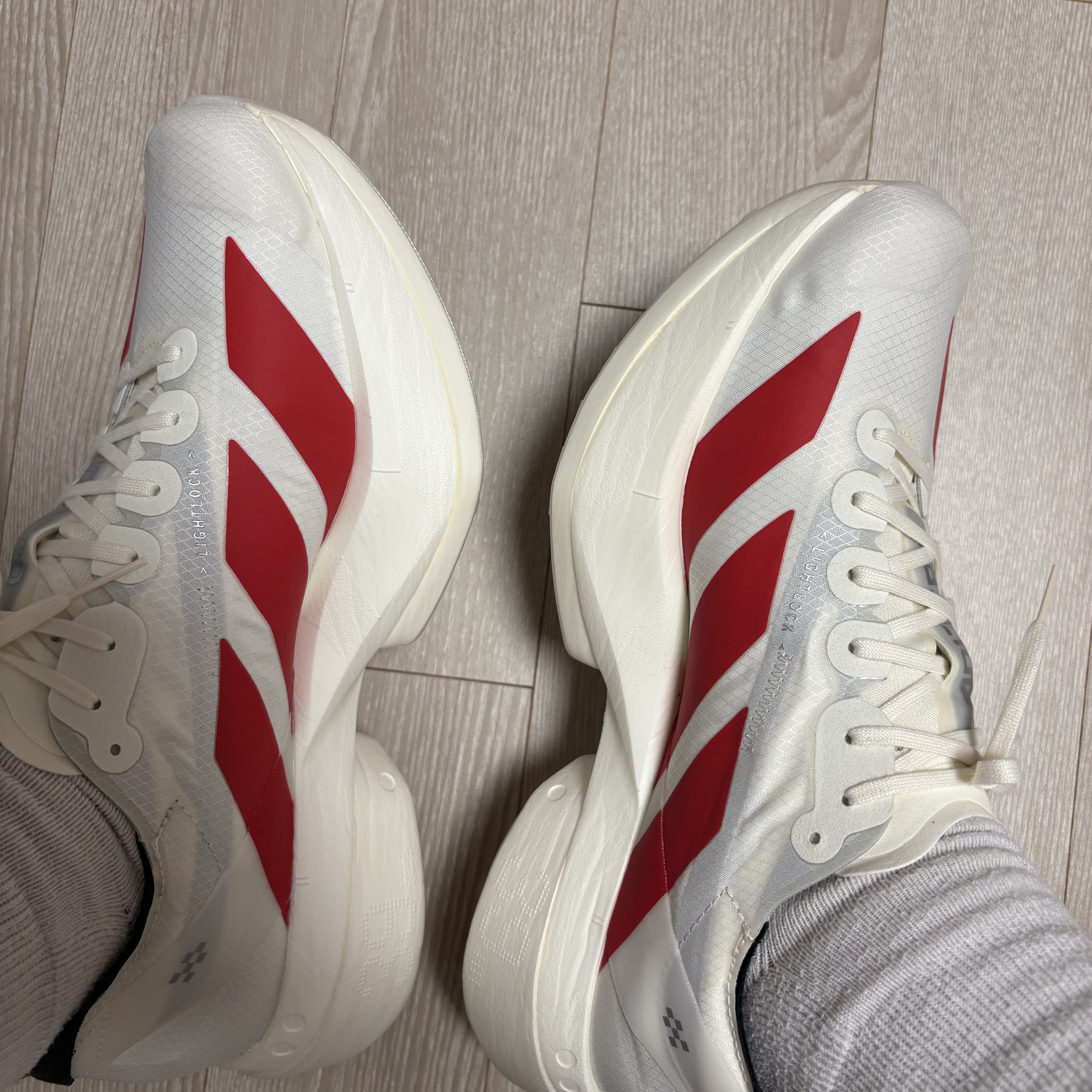 Adidas Adizero Adios Pro 4 Off White Better Scarlet 착용 스타일 - 3