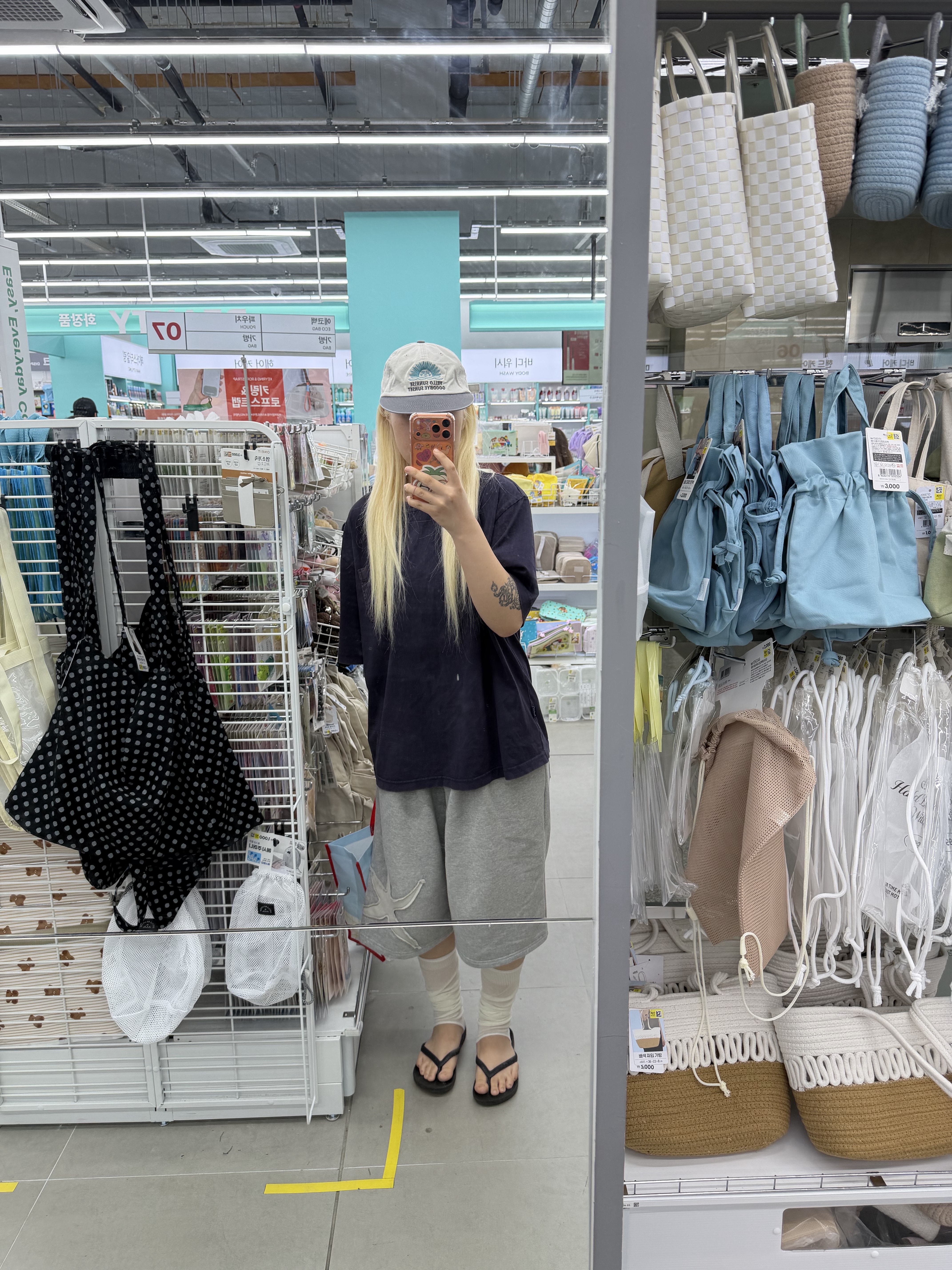 MILLO WOMEN x miffy I Love Miffy T-Shirt Melange Gray, ARCHIES Arch Support Flip Flops Black 착용 스타일 - 9