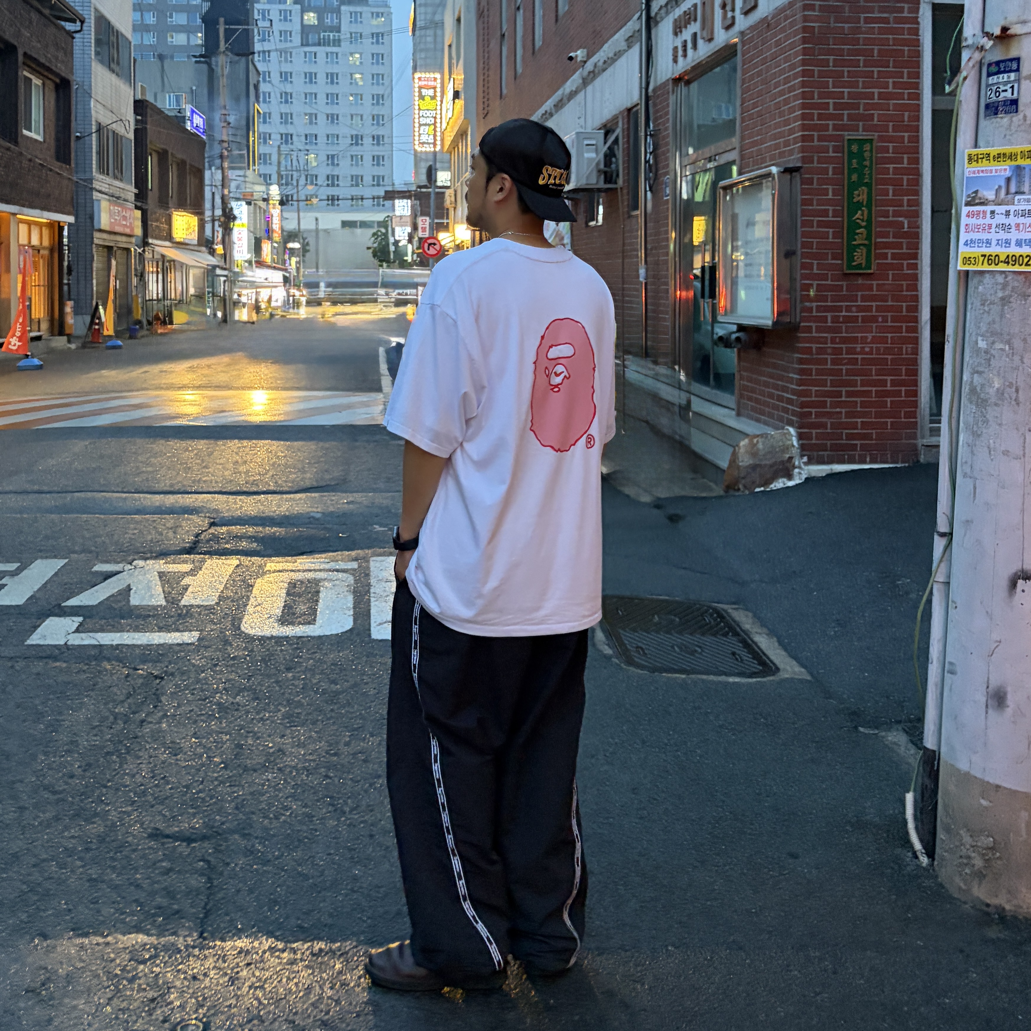 Stussy Mid-Depth Burly Threads Snapback Black, Supreme Logo Taping Track Pant Black - 26SS 착용 스타일