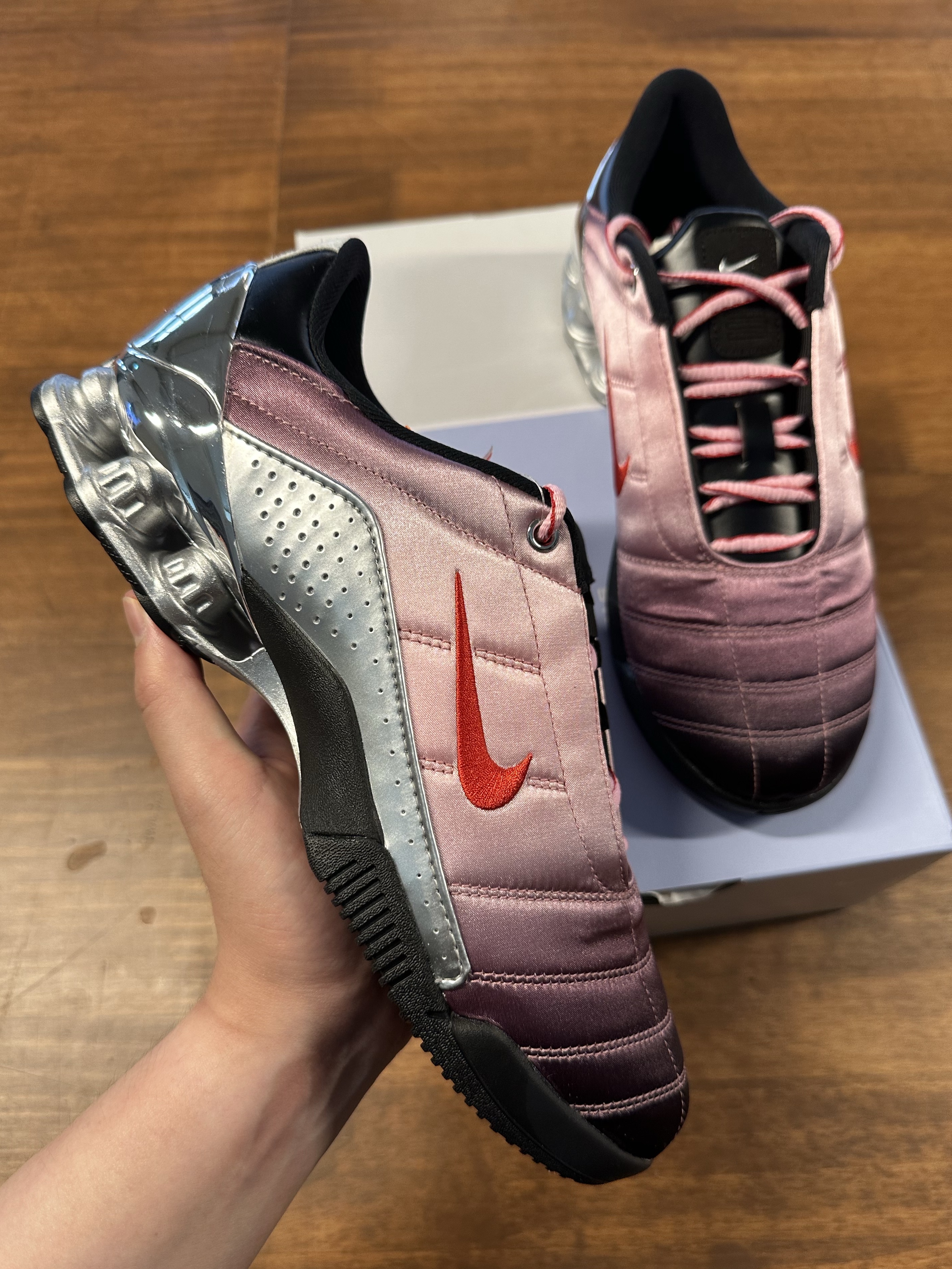 (W) Nike x Forget-me-nots Total 90 Shox Magia Shy Pink and University Red 착용 스타일