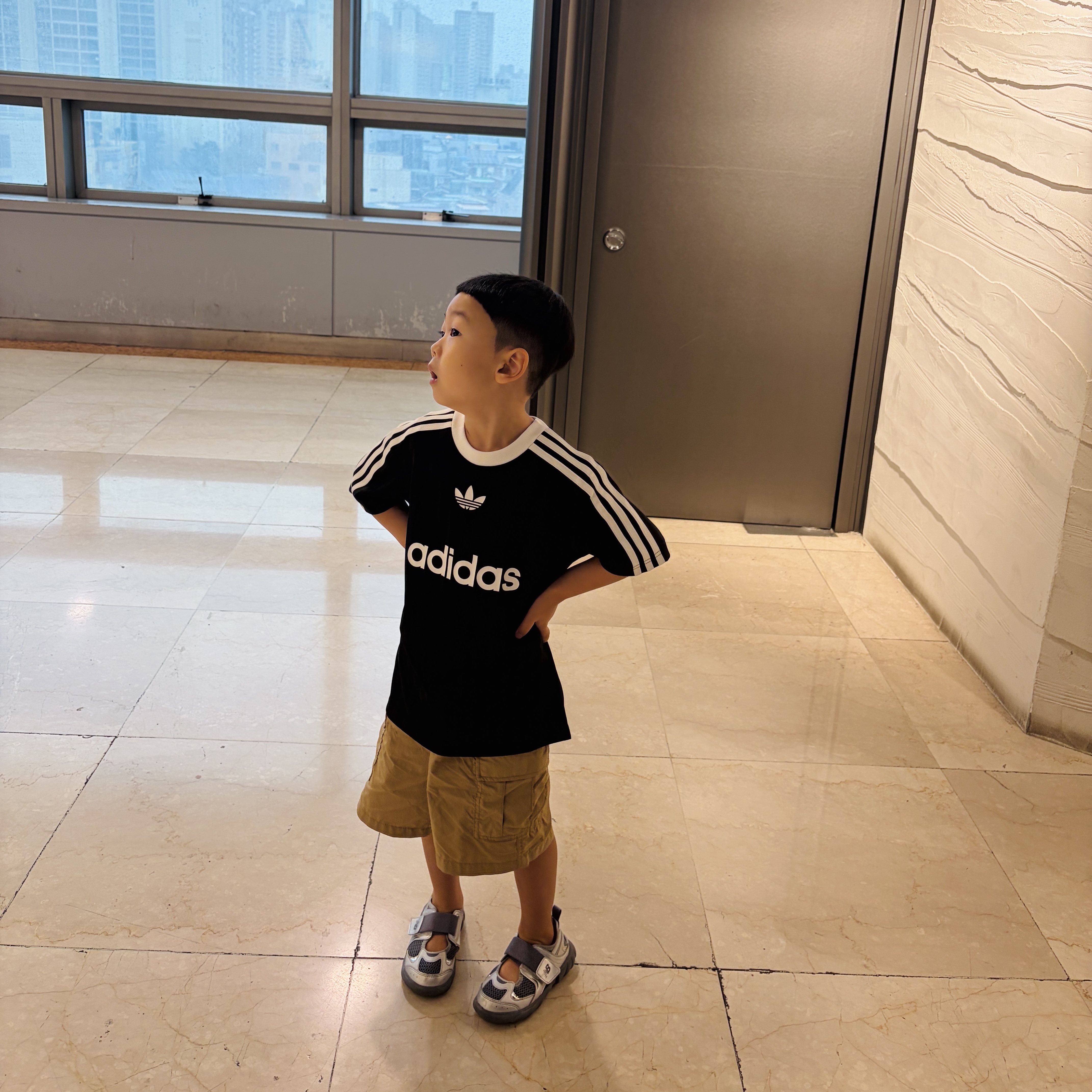 (Kids) New Balance Freedle 920 Sandal Charcoal, Adidas Adicolor T-Shirt Black White - KR Sizing 착용 스타일 - 4