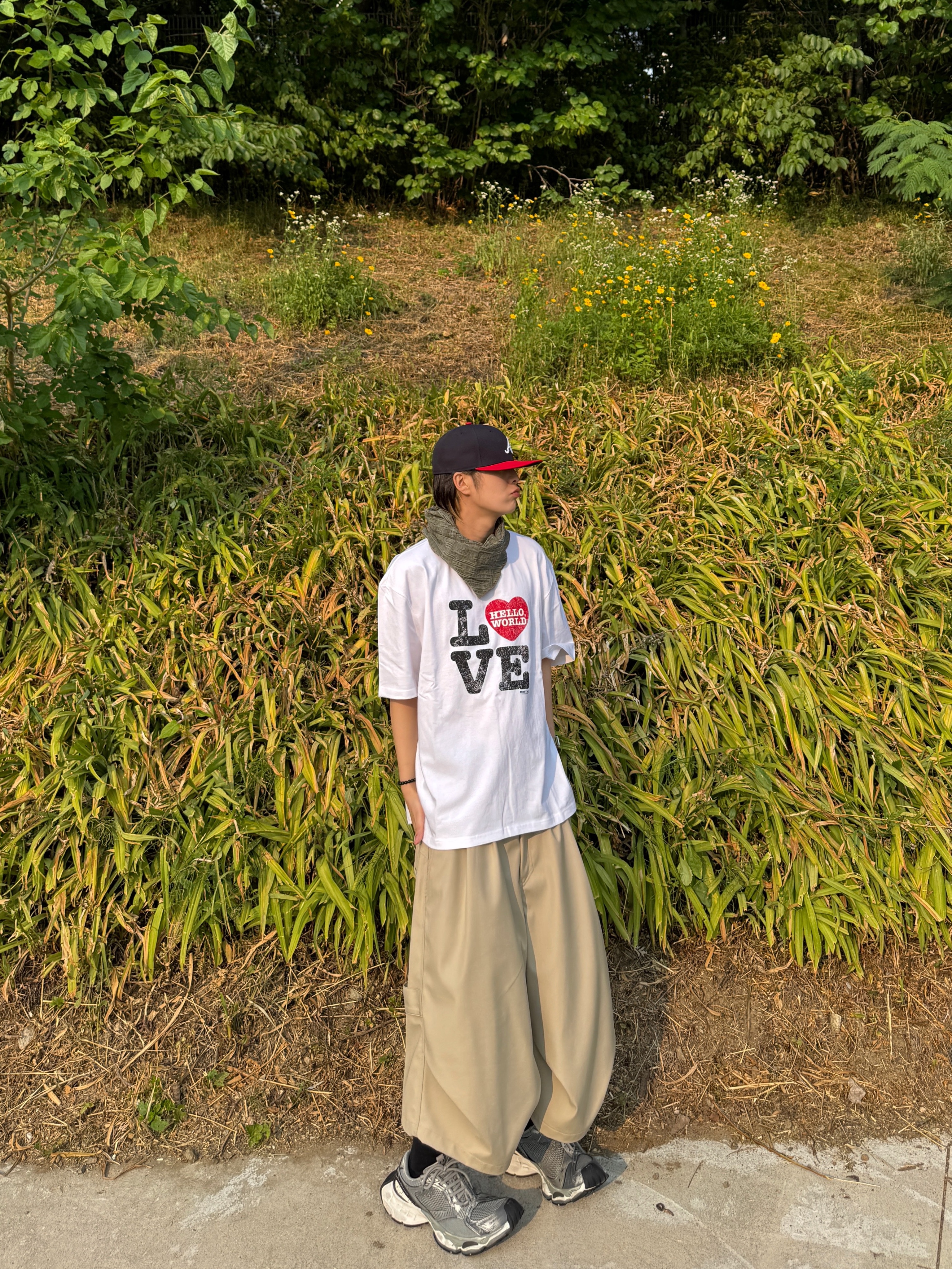 Kamien x Koin Seoul Bermuda Slacks Beige, Balenciaga Stapler Sneaker Silver Grey 착용 스타일 - 4
