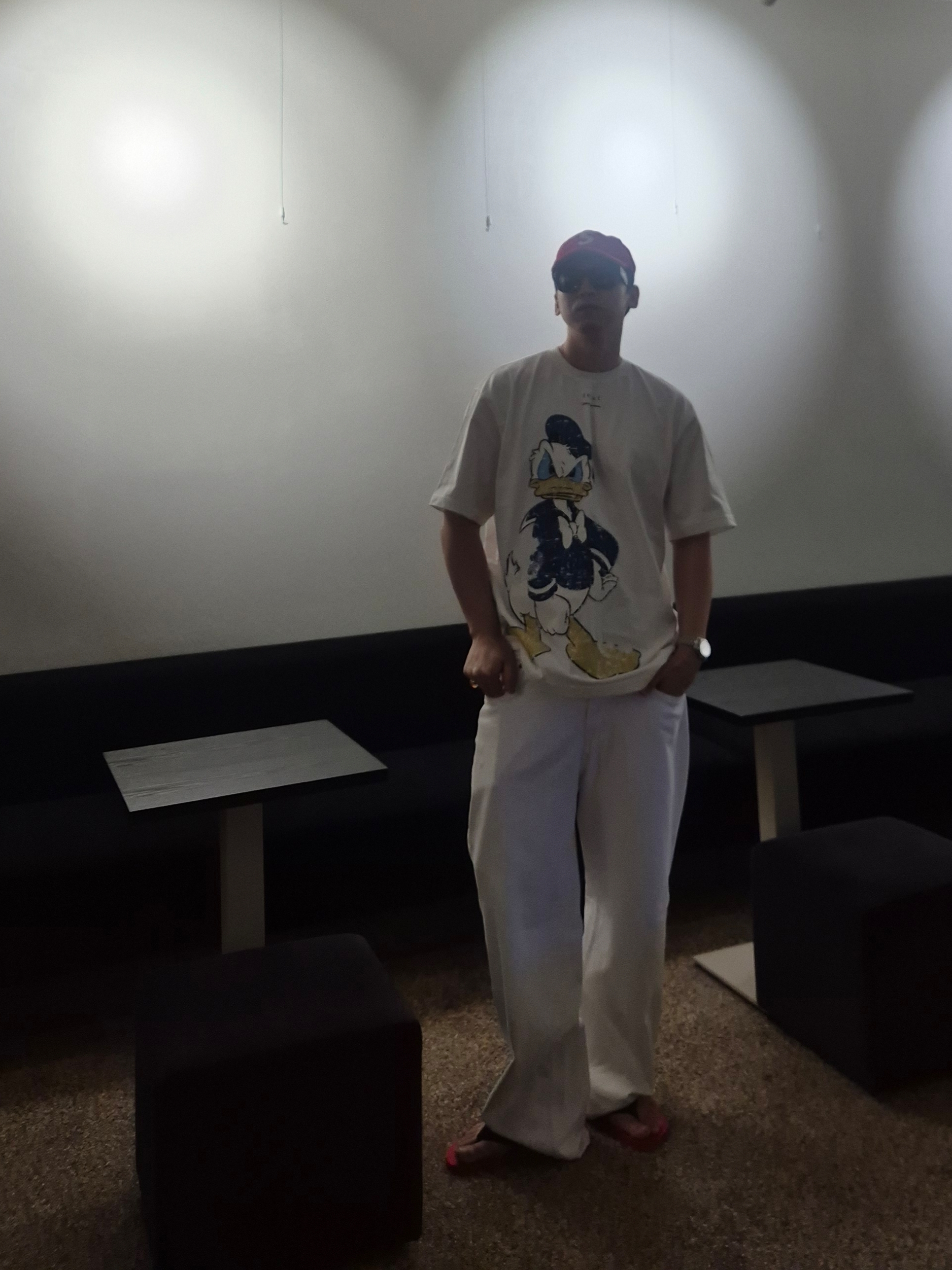 Ader Error x Disney Donald Duck T-Shirt 01 Off White, The Row Dune Classic Sandal in Rubber Scarlet 착용 스타일 - 6