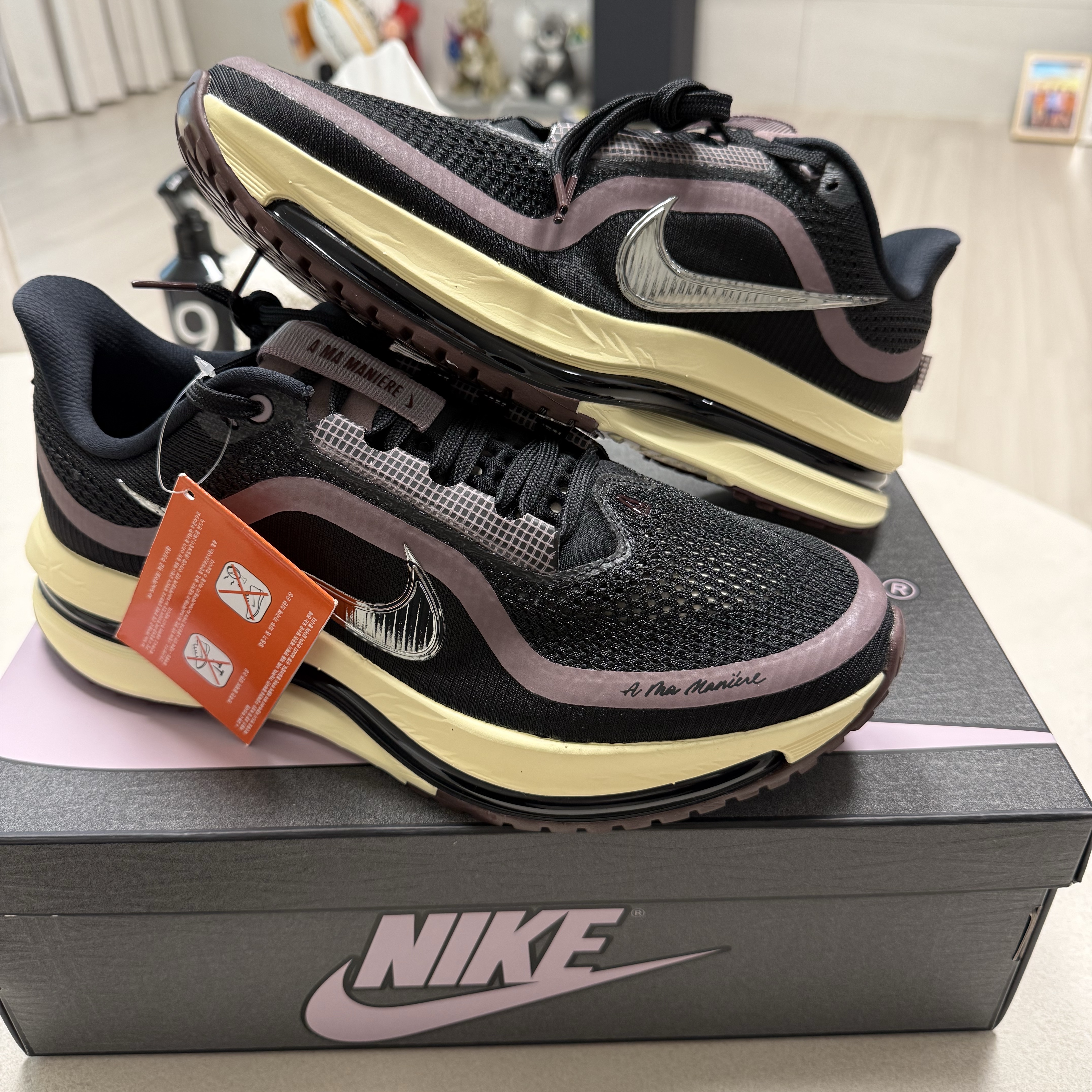 Nike x A Ma Maniere Pegasus Premium Black and Burgundy Crush, Palace x Nike England Track Jacket Pewter Grey Cool Grey 착용 스타일 - 1