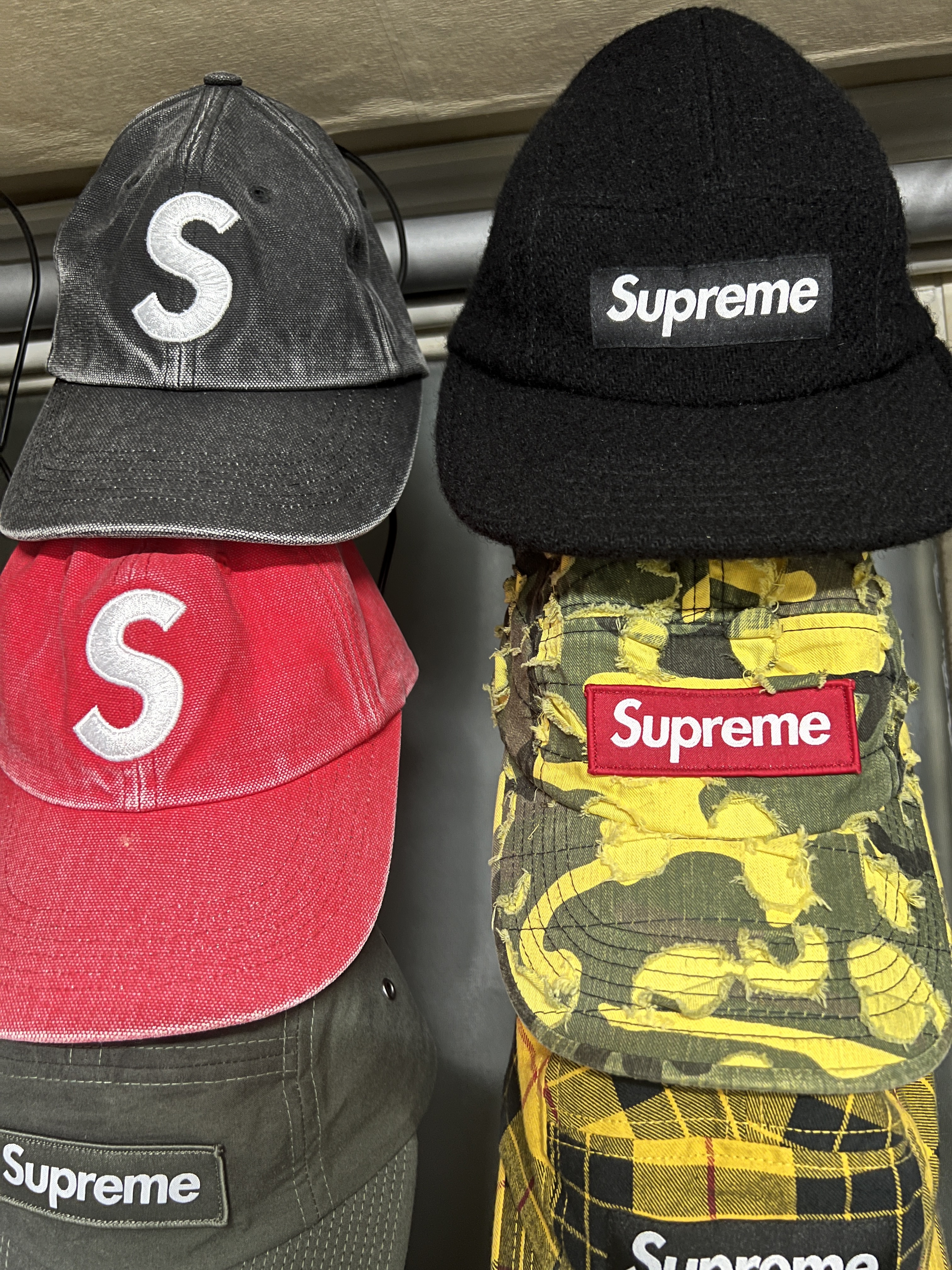 Supreme Pigment Print S Logo 6-Panel Black - 22FW, Supreme Pigment Canvas S Logo 6-Panel Red - 23SS μ°©μ© μ€νμΌ