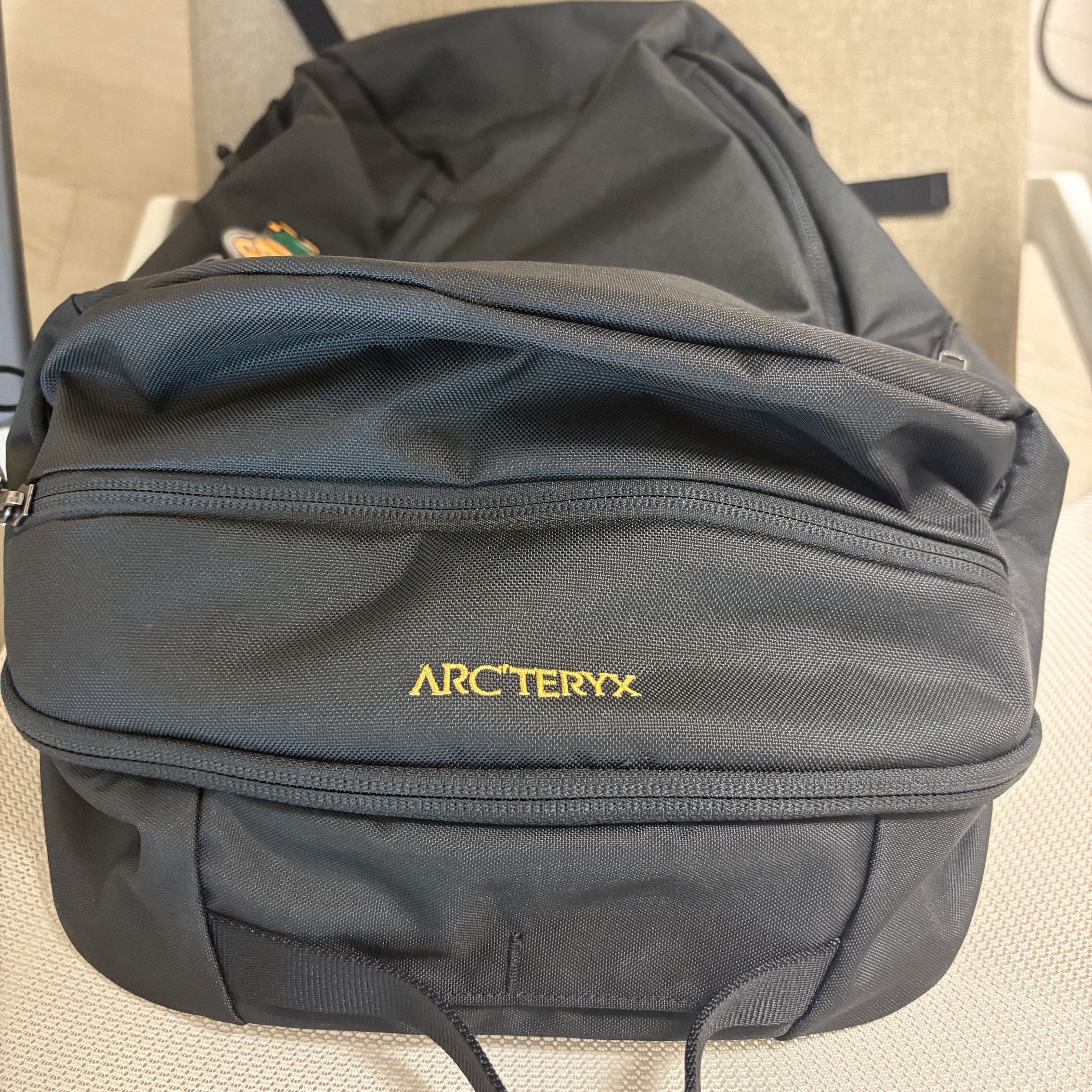 Arc'teryx Mantis 26 Backpack Black, Starbucks x BAPE Baby Milo Keychain 착용 스타일 - 3