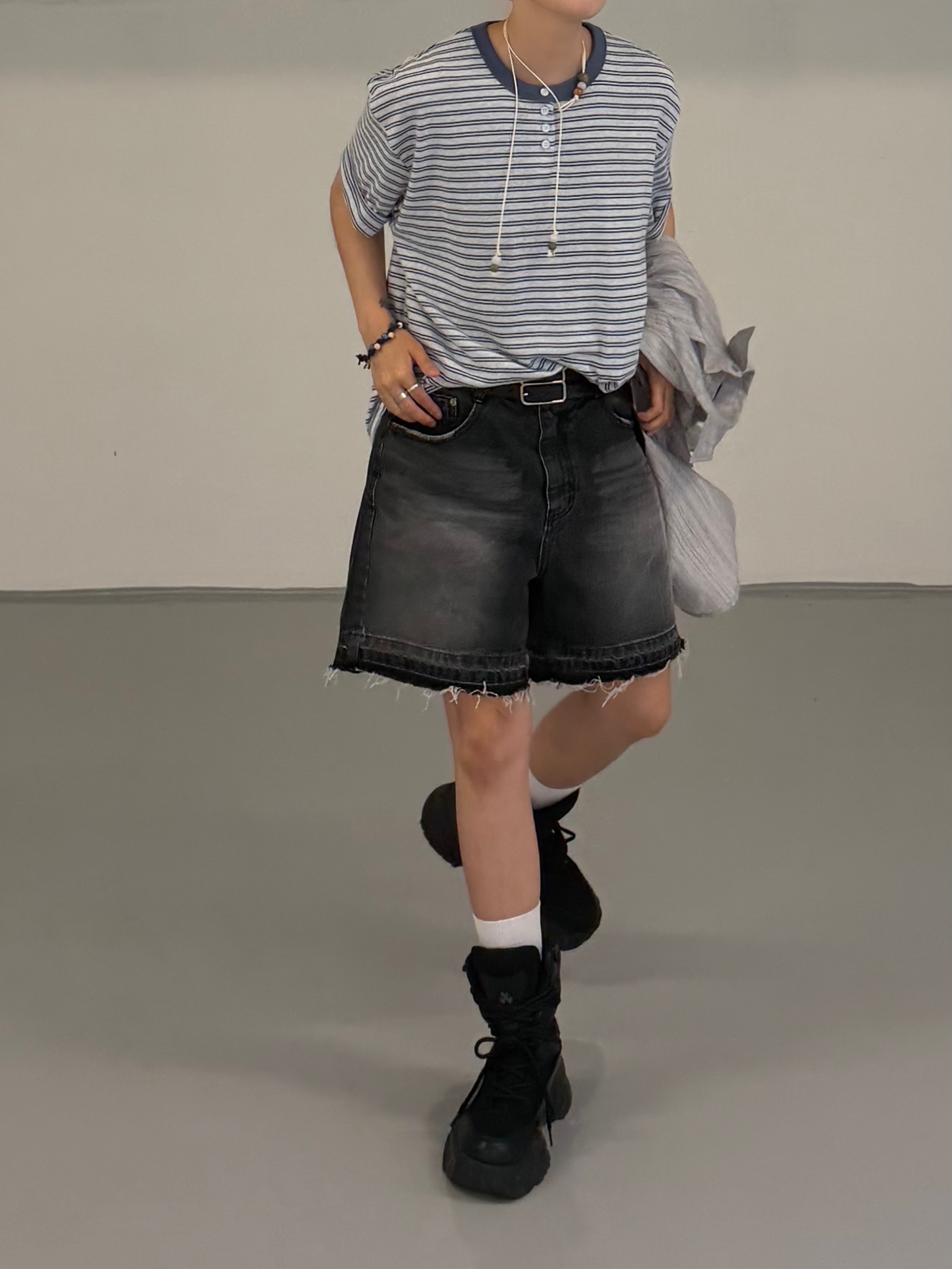 Hono Report Henley Neck Striped T-Shirt Blue Gray, Hono Report Cow Suede Bracelet Blue 착용 스타일 - 2
