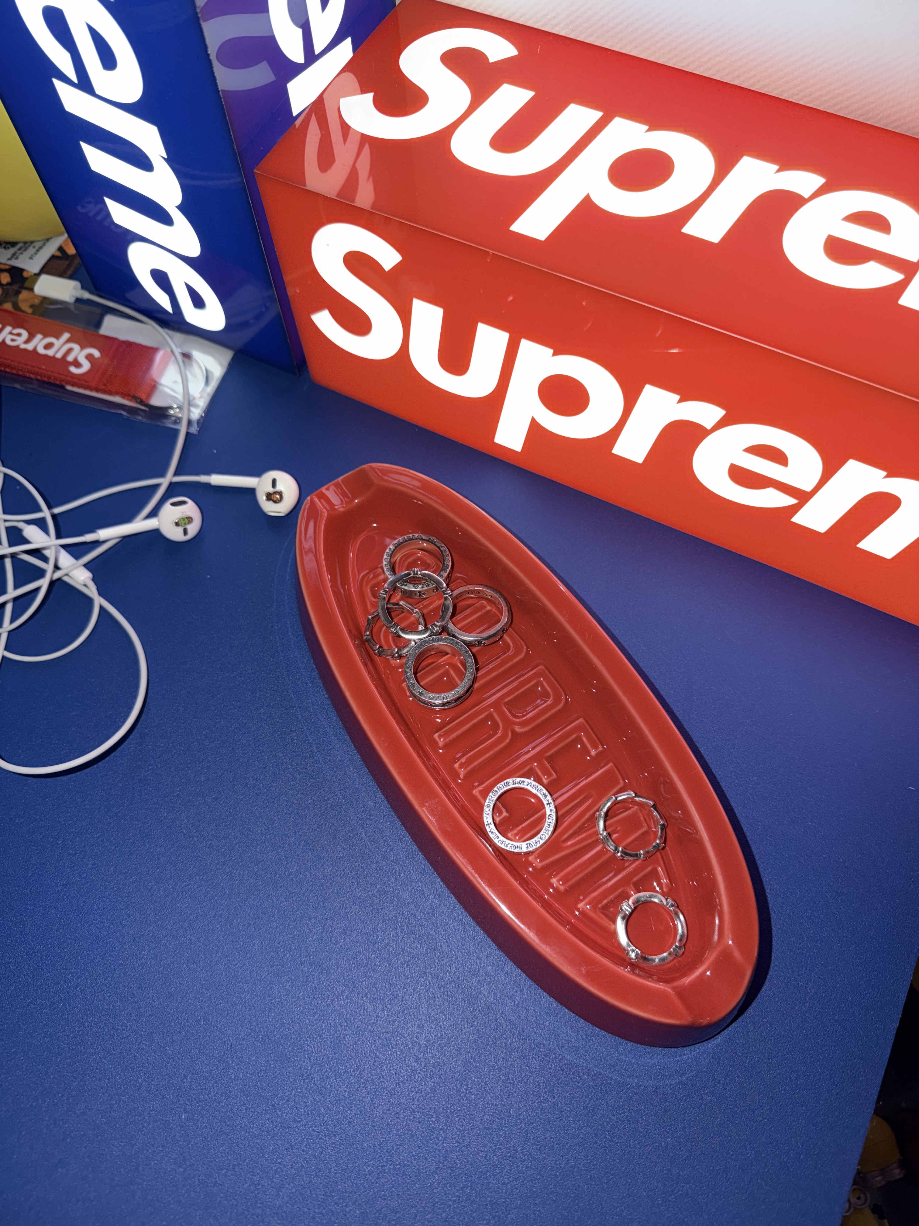 Supreme Oval Tray Red - 26SS 착용 스타일 - 1