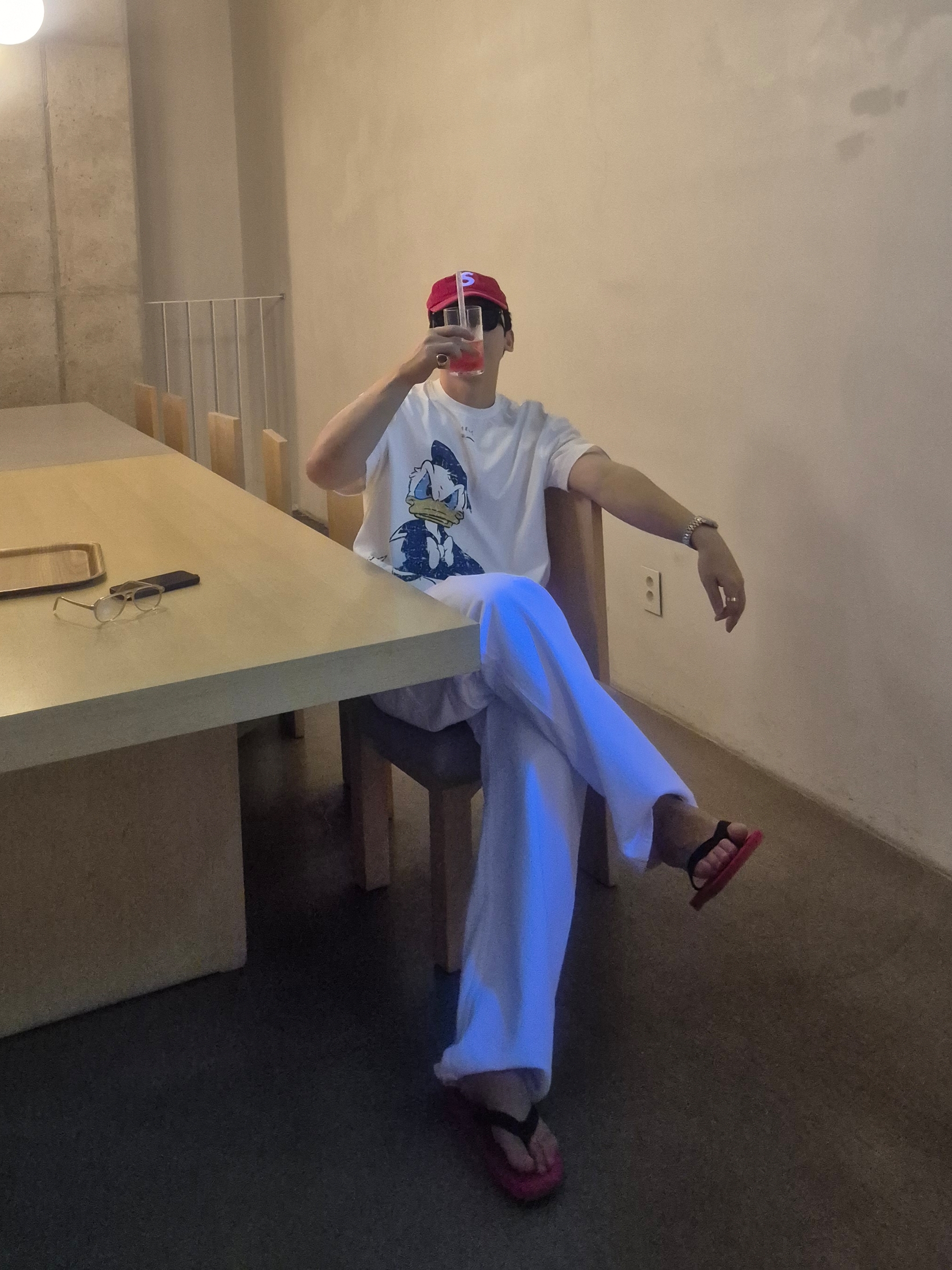 Ader Error x Disney Donald Duck T-Shirt 01 Off White, The Row Dune Classic Sandal in Rubber Scarlet 착용 스타일 - 1