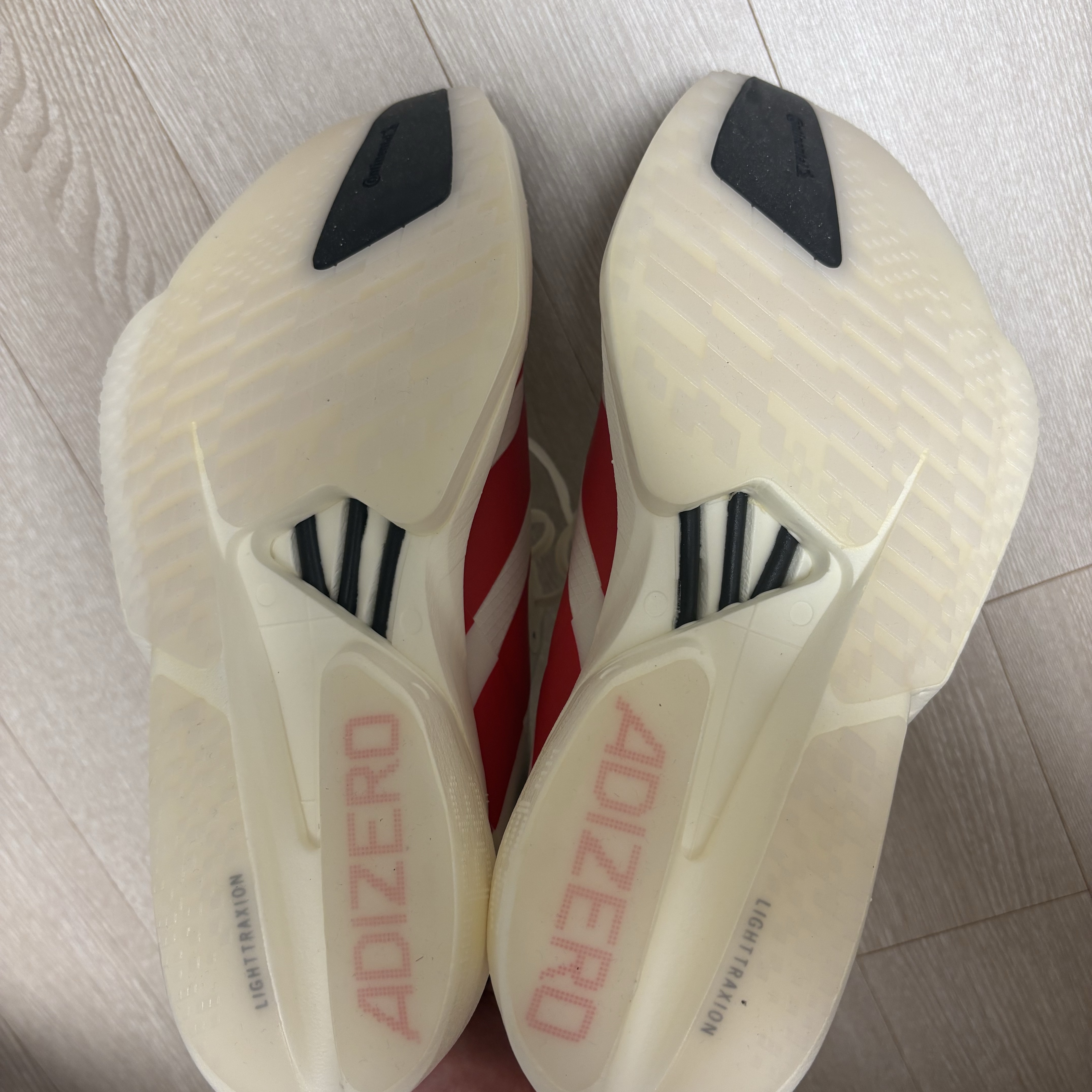 Adidas Adizero Adios Pro 4 Off White Better Scarlet 착용 스타일 - 5