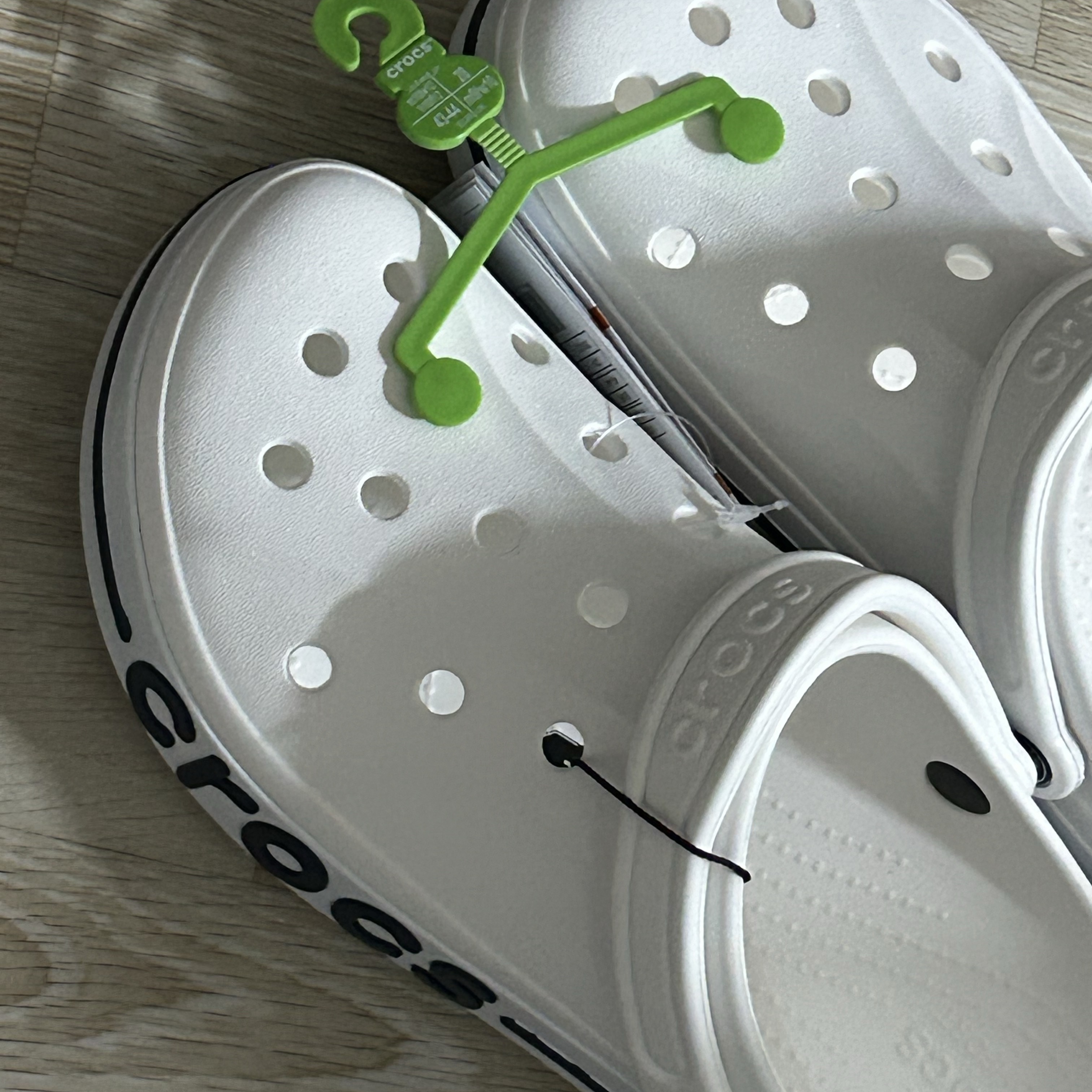 Crocs Bayaband Clog White Navy 착용 스타일 - 2