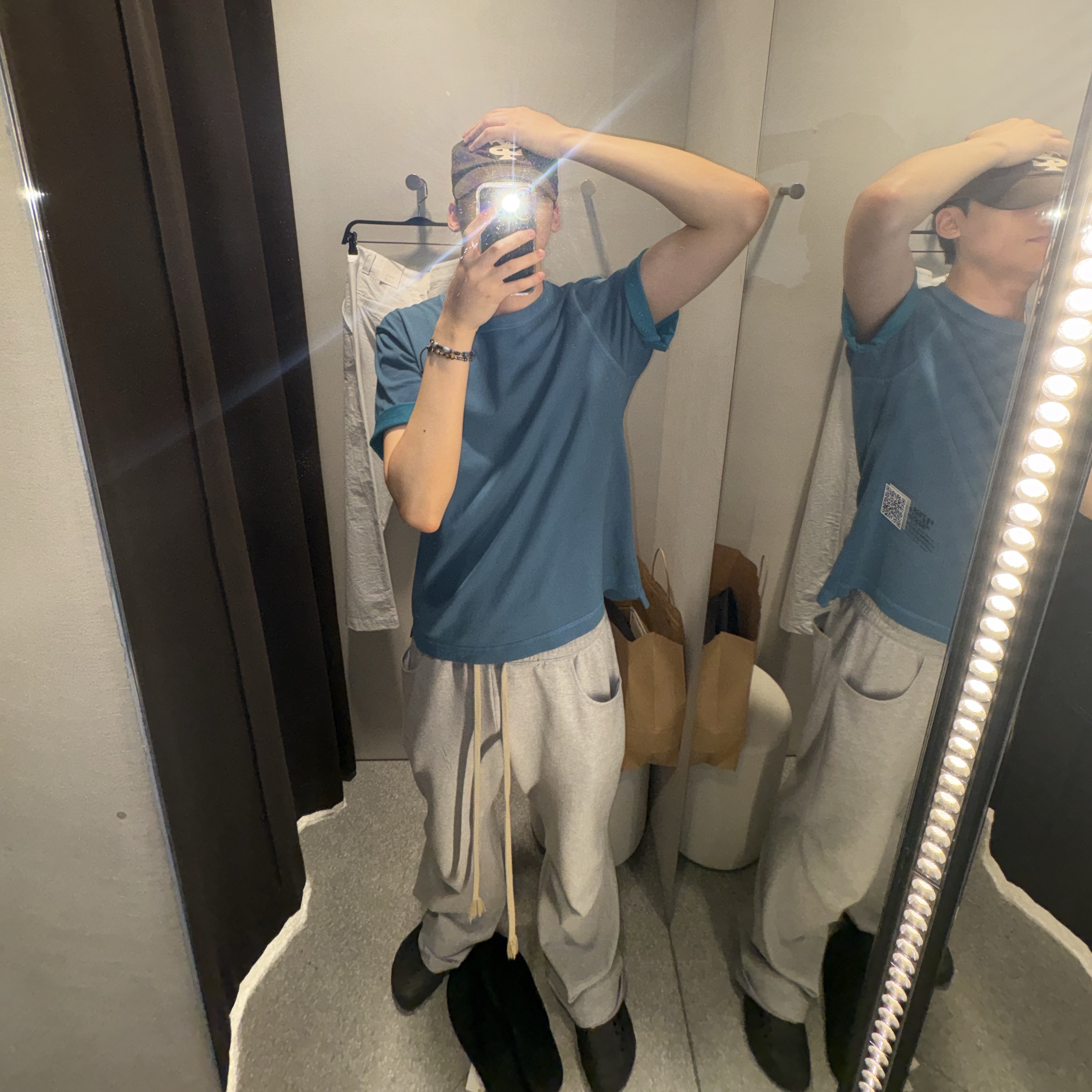 Wapworks Flare Layerd Sweat Pants Grey, Uniqlo x JW Anderson Bi-Color T-Shirt Blue 착용 스타일
