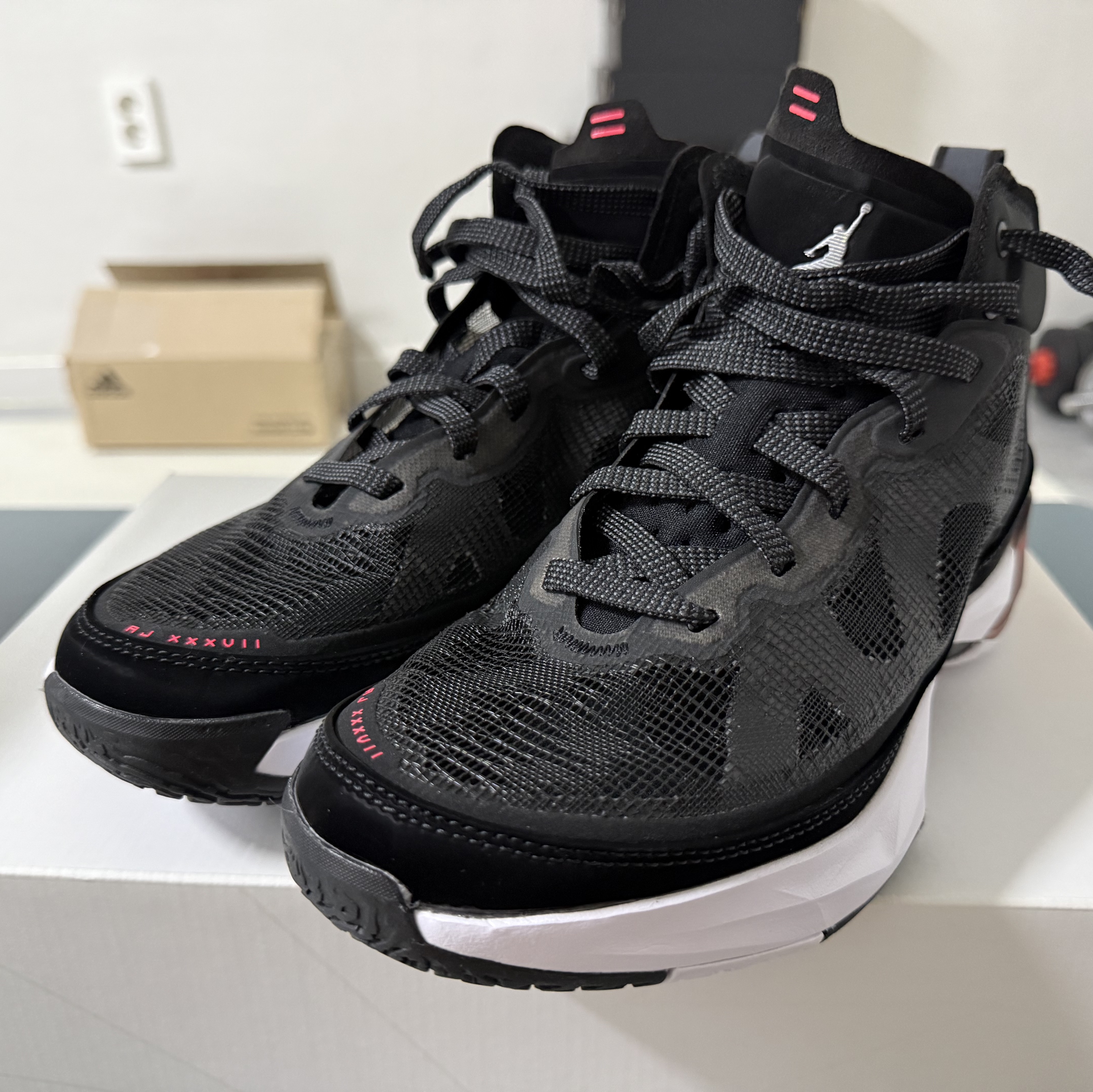Jordan XXXVII PF Black Multi Color 착용 스타일 - 3