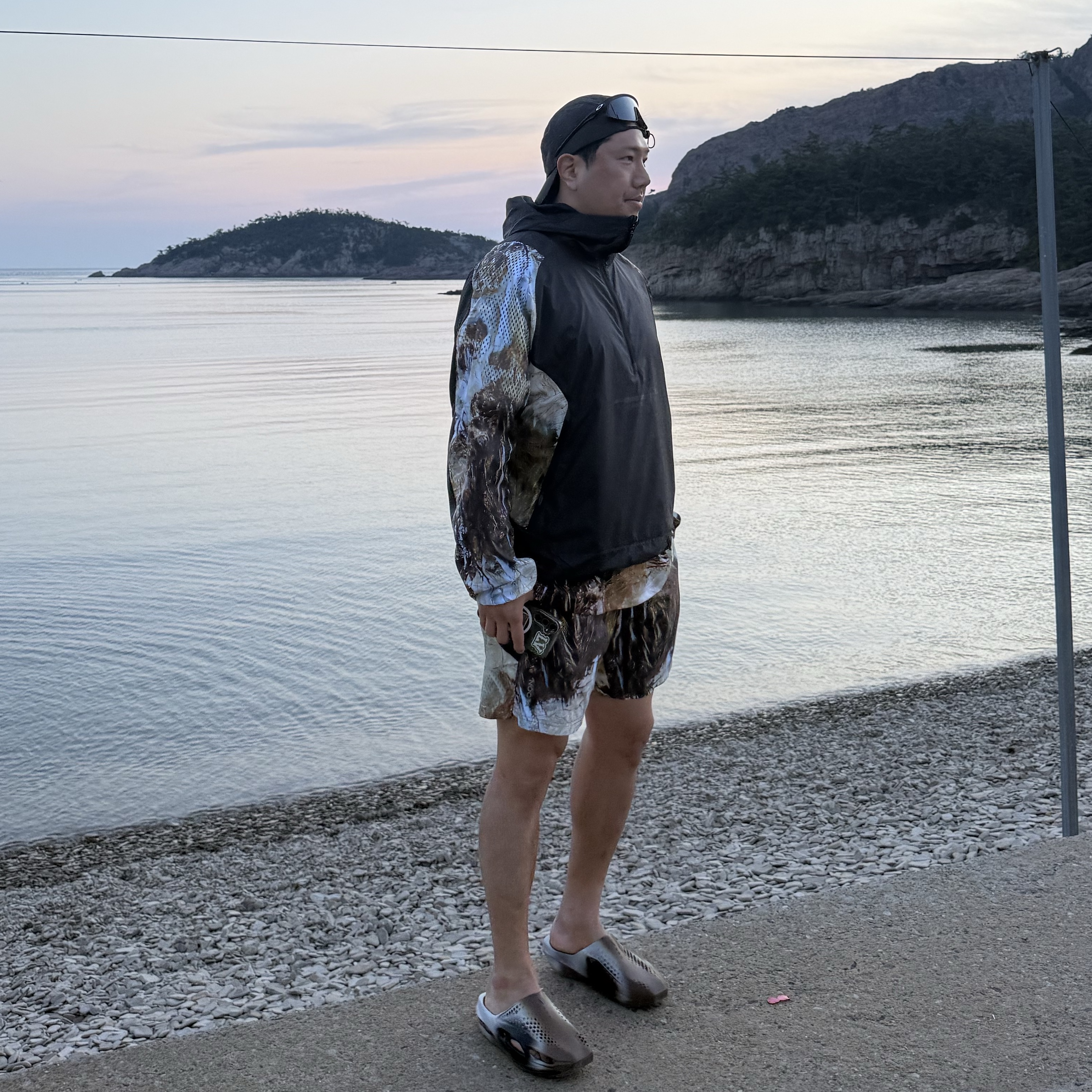 Nike x Drake Nocta NRG Running Jacket Black Baroque Brown (FJ3009-010), Nike x Drake Nocta NRG Running Shorts Camo (FJ3011-010) 착용 스타일 - 1