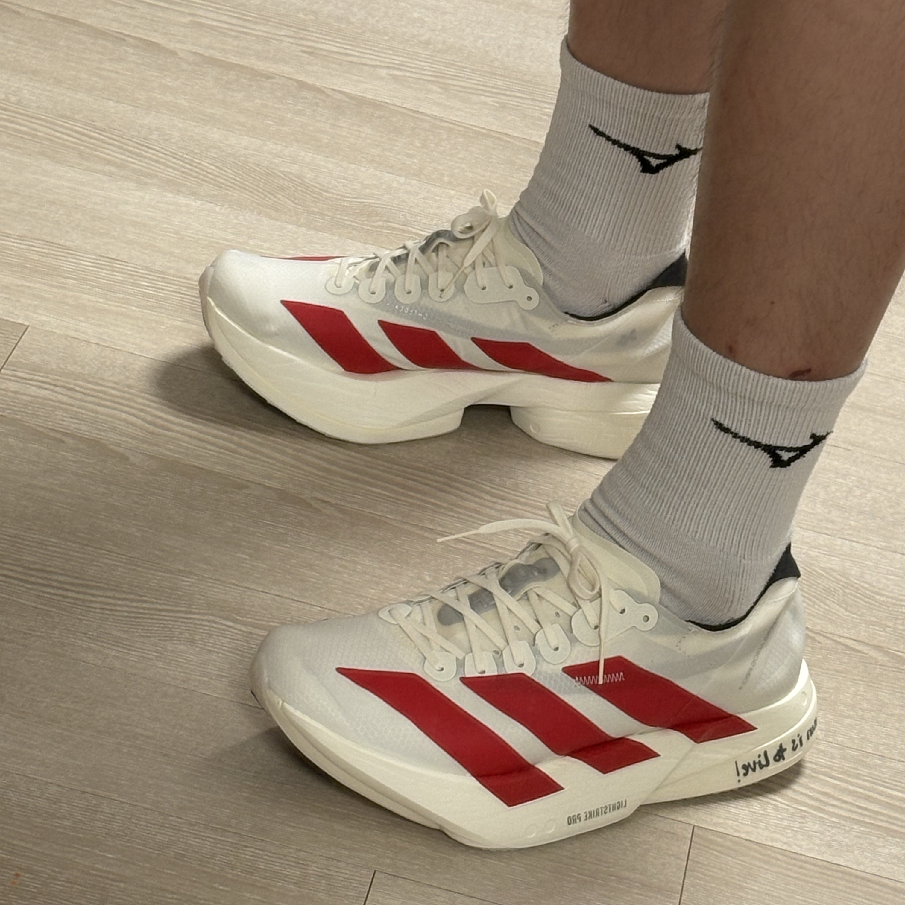 Adidas Adizero Adios Pro 4 Off White Better Scarlet 착용 스타일 - 4