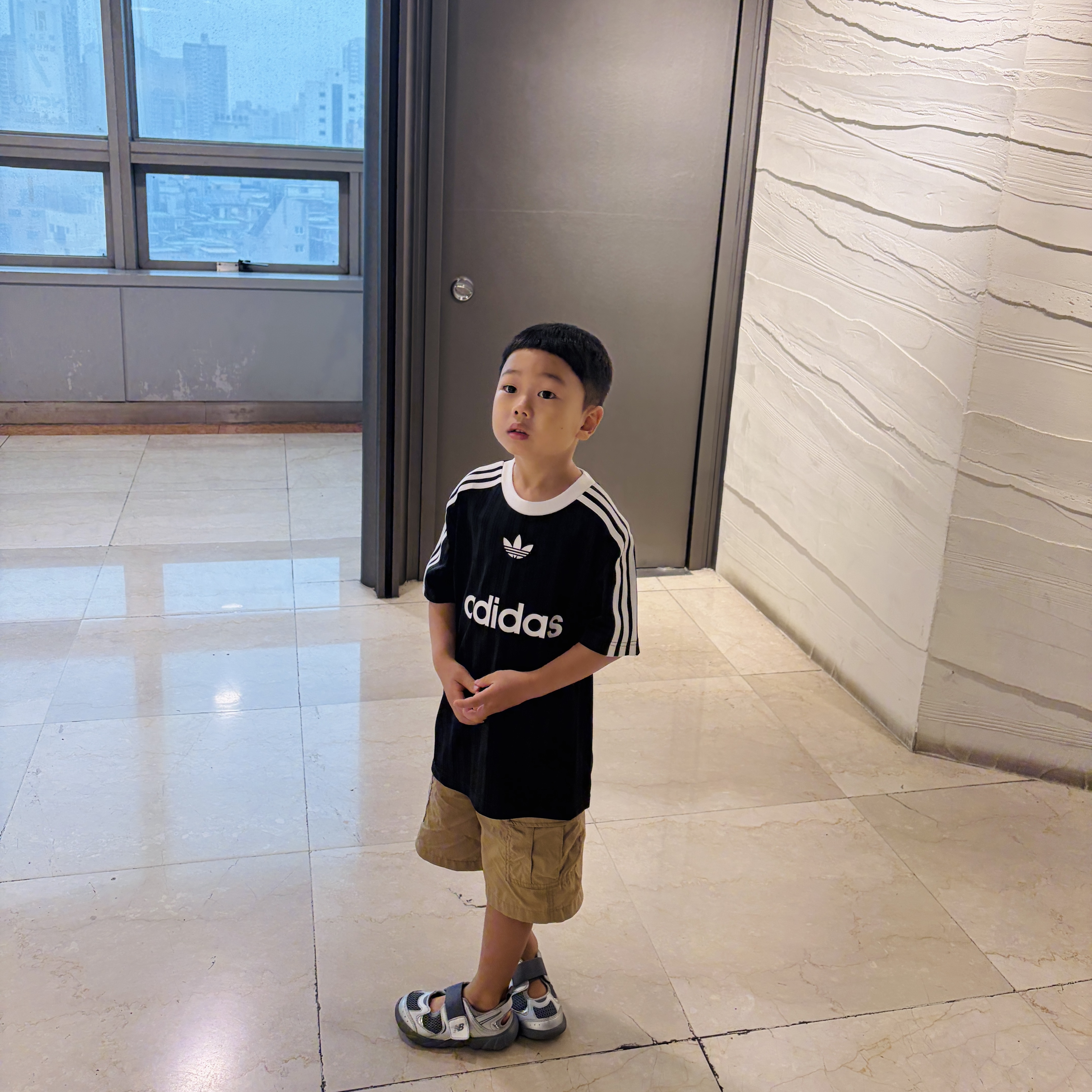 (Kids) New Balance Freedle 920 Sandal Charcoal, Adidas Adicolor T-Shirt Black White - KR Sizing 착용 스타일 - 2