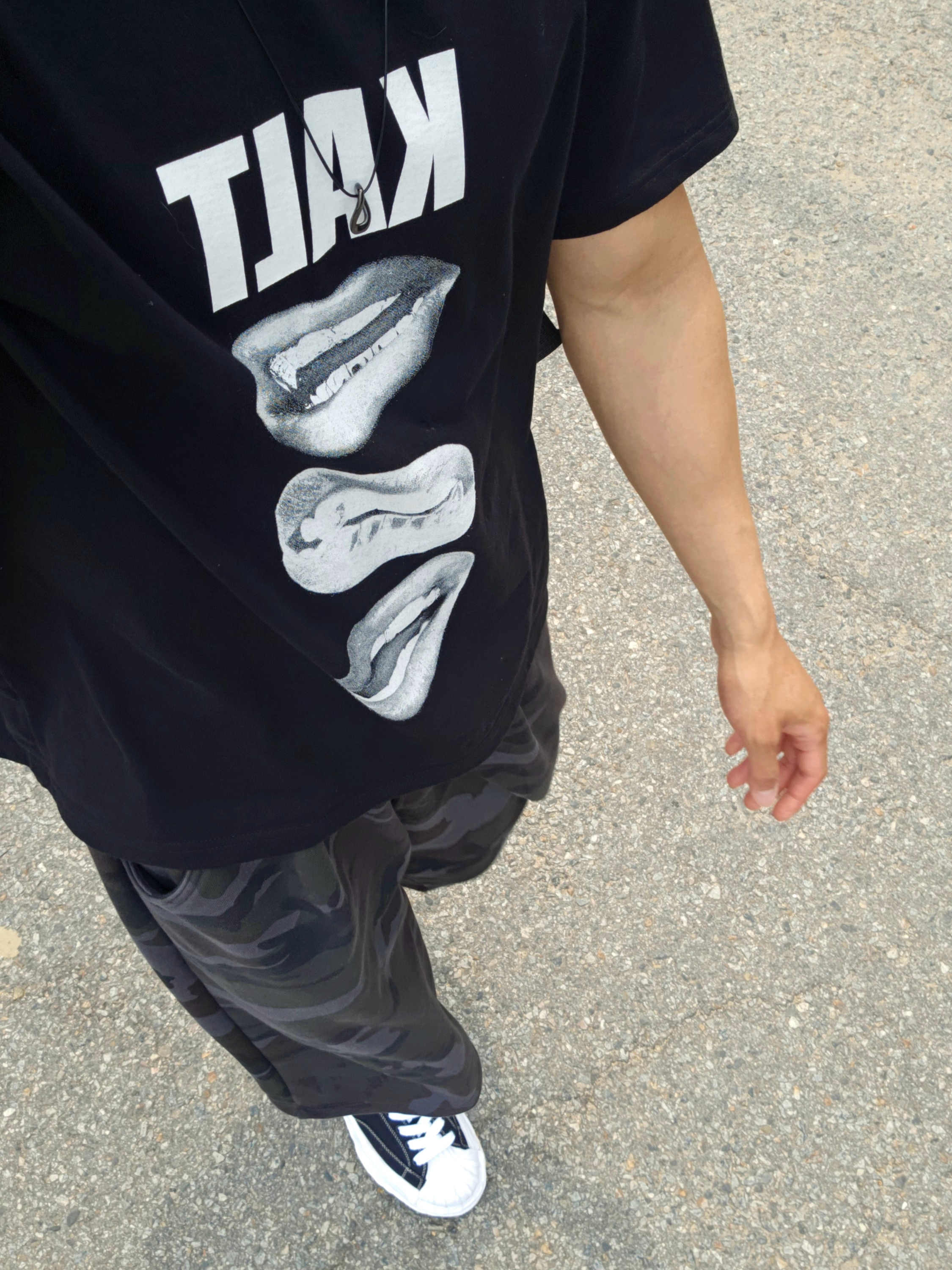 Maison Mihara Yasuhiro Blakey OG Sole Canvas Low-top Sneakers Black White, AMOU Camo One Tuck Bermuda Pants Charcoal 착용 스타일 - 2