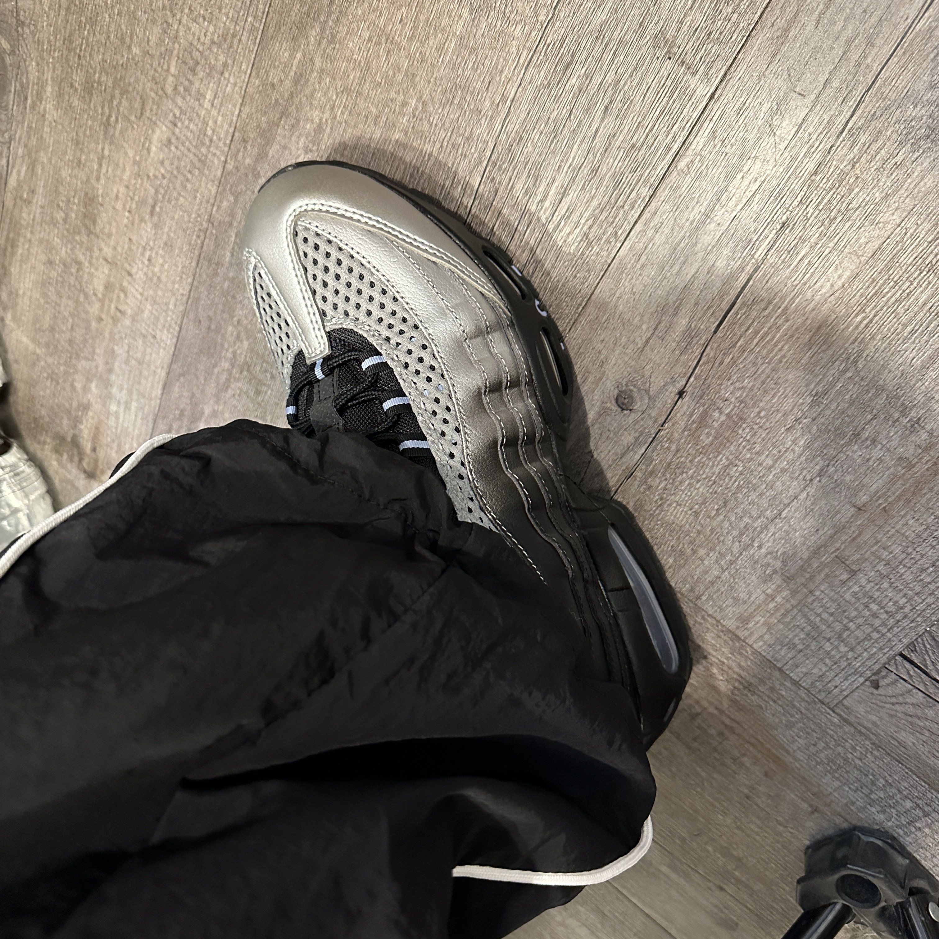 Nike x Palace Air Max 95 Metallic Silver Aluminum 착용 스타일 - 2