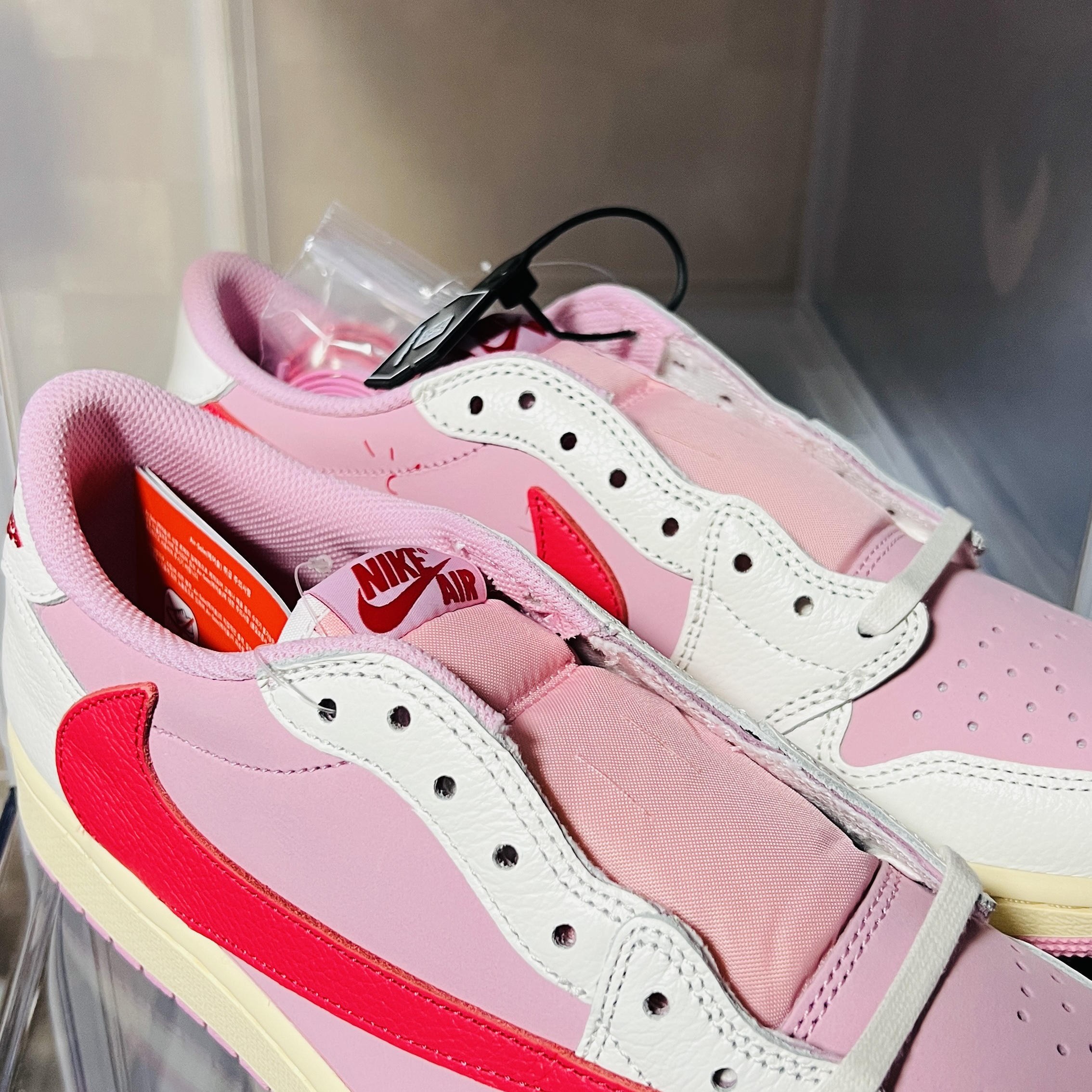 Jordan 1 x Travis Scott Retro Low OG SP Sail Tropical Pink 착용 스타일 - 2