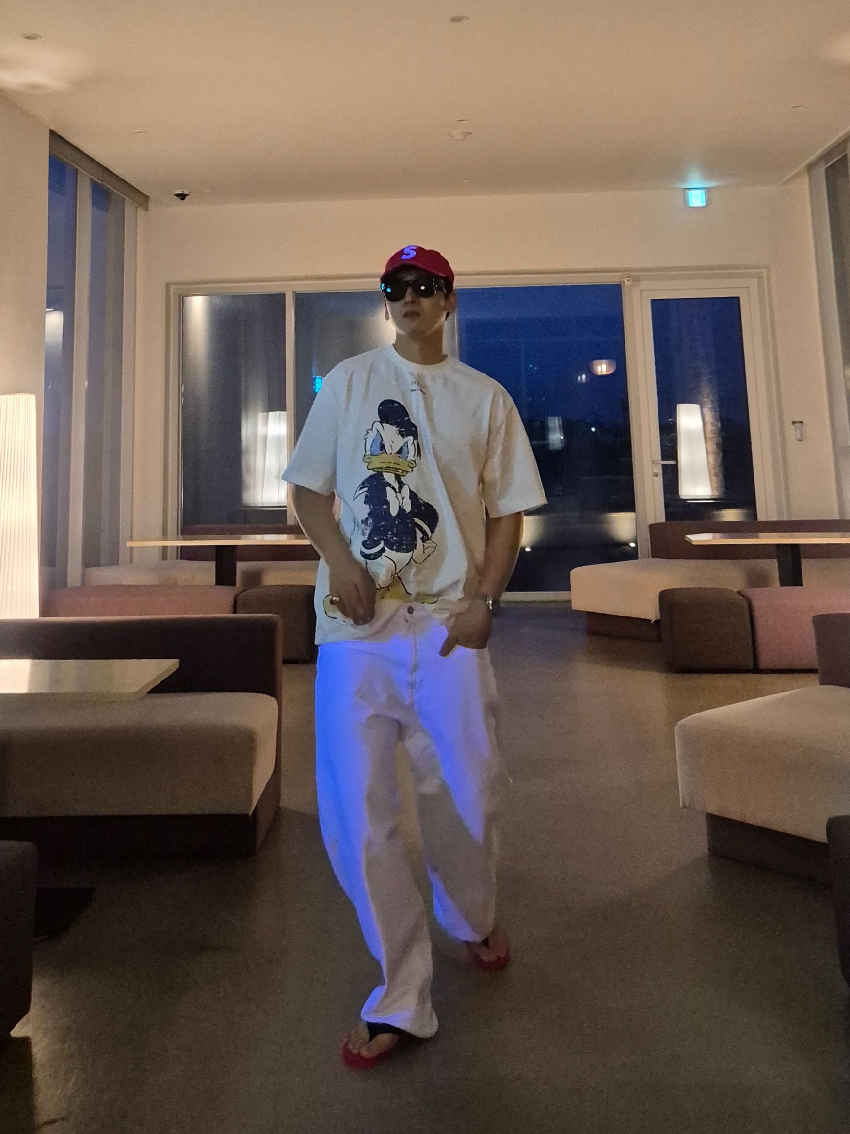 Ader Error x Disney Donald Duck T-Shirt 01 Off White, Supreme Corduroy S Logo 6-Panel Bright Red - 24FW 착용 스타일