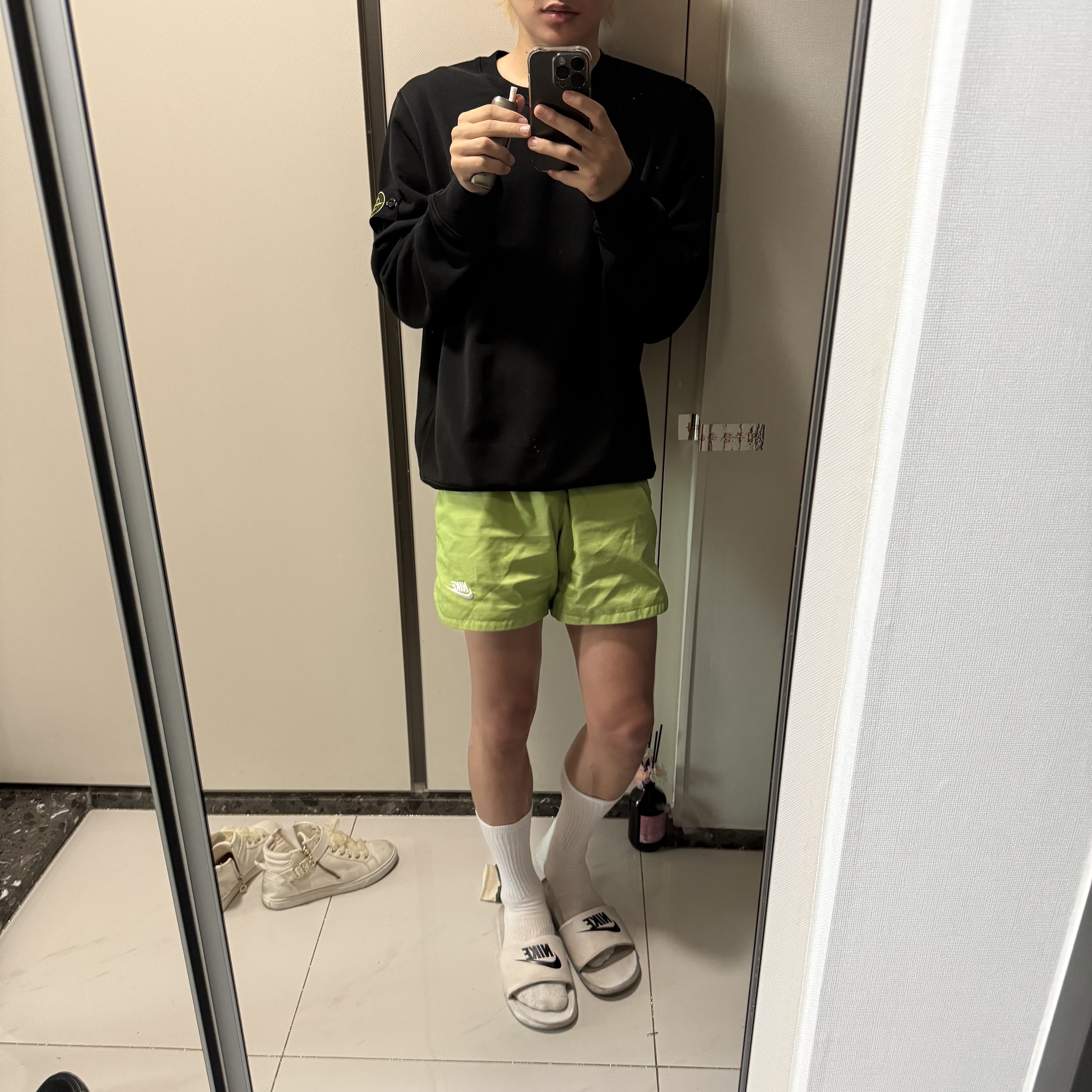 Stone Island 6100060 Organic Cotton Fleece Regular Fit Crewneck Sweatshirt Black - 26SS, Nike NSW Woven Lined Flow Shorts Vivid Green - Asia 착용 스타일 - 1