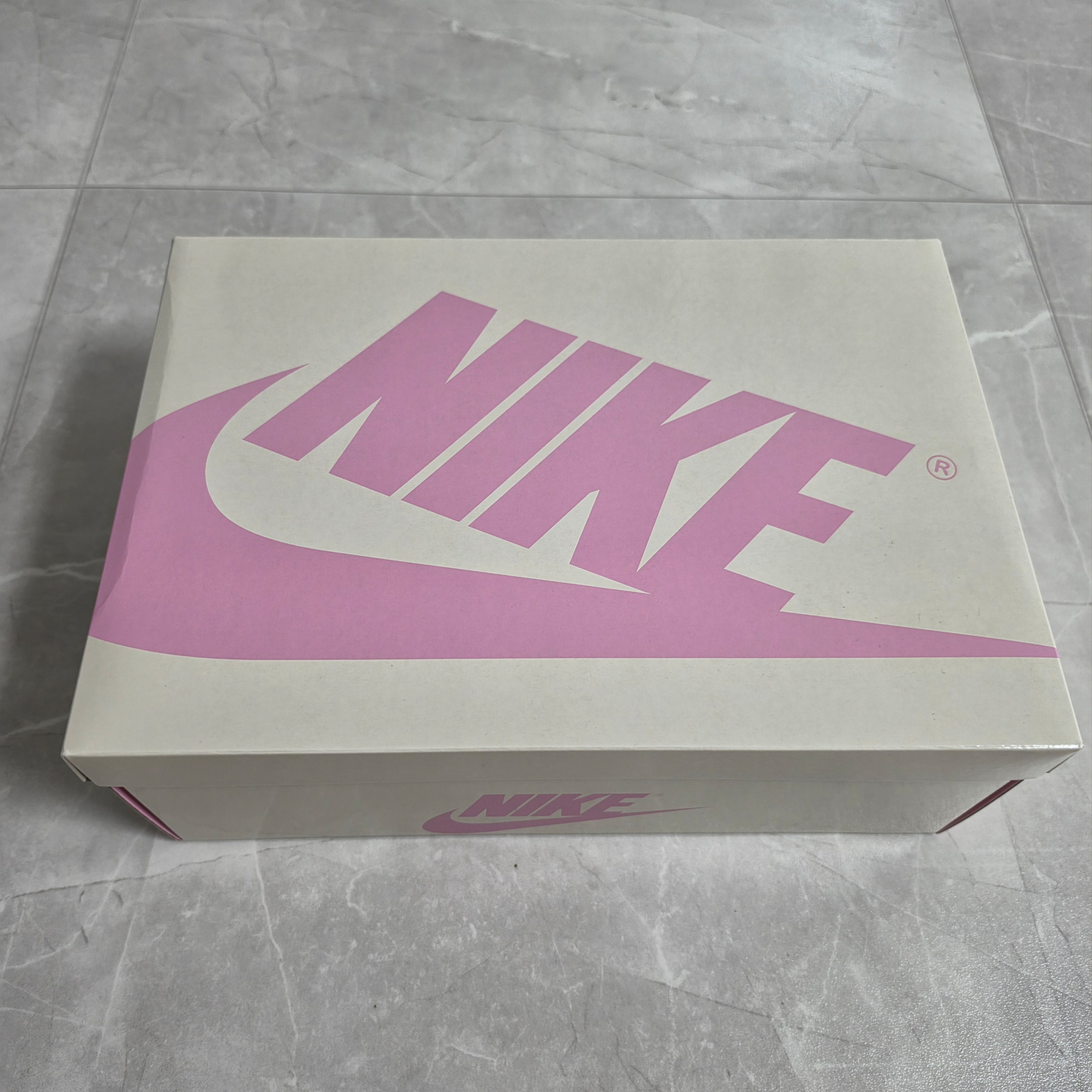 Jordan 1 x Travis Scott Retro Low OG SP Sail Tropical Pink 착용 스타일 - 3