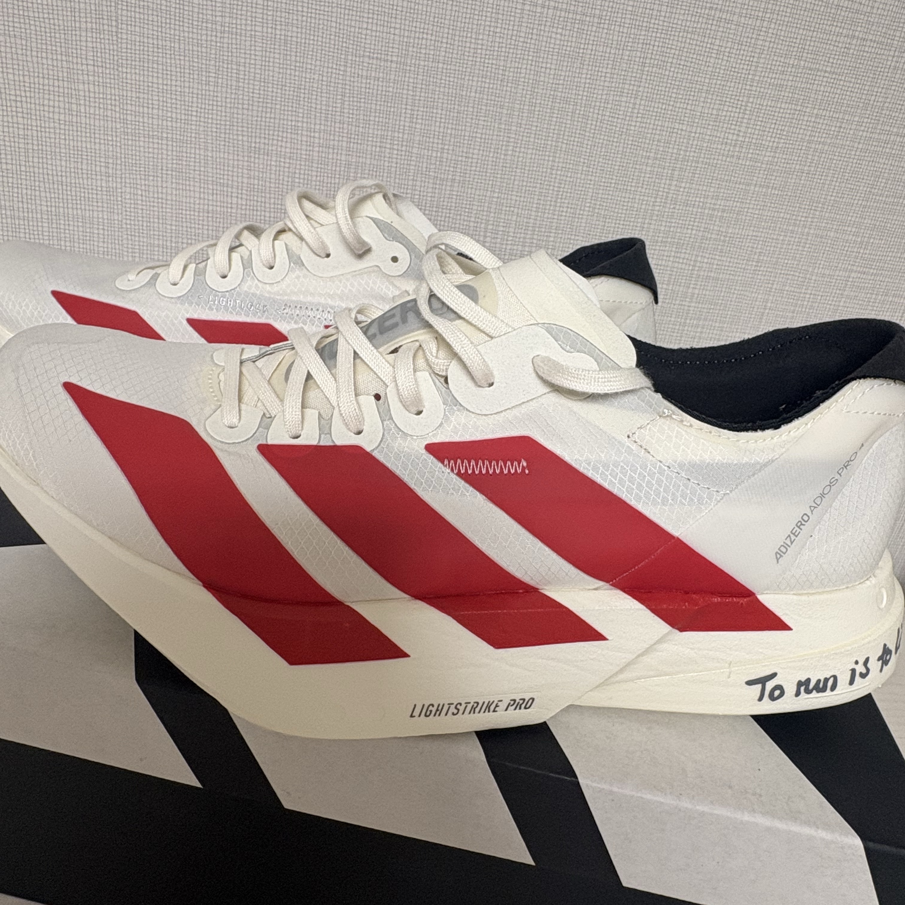 Adidas Adizero Adios Pro 4 Off White Better Scarlet 착용 스타일 - 1