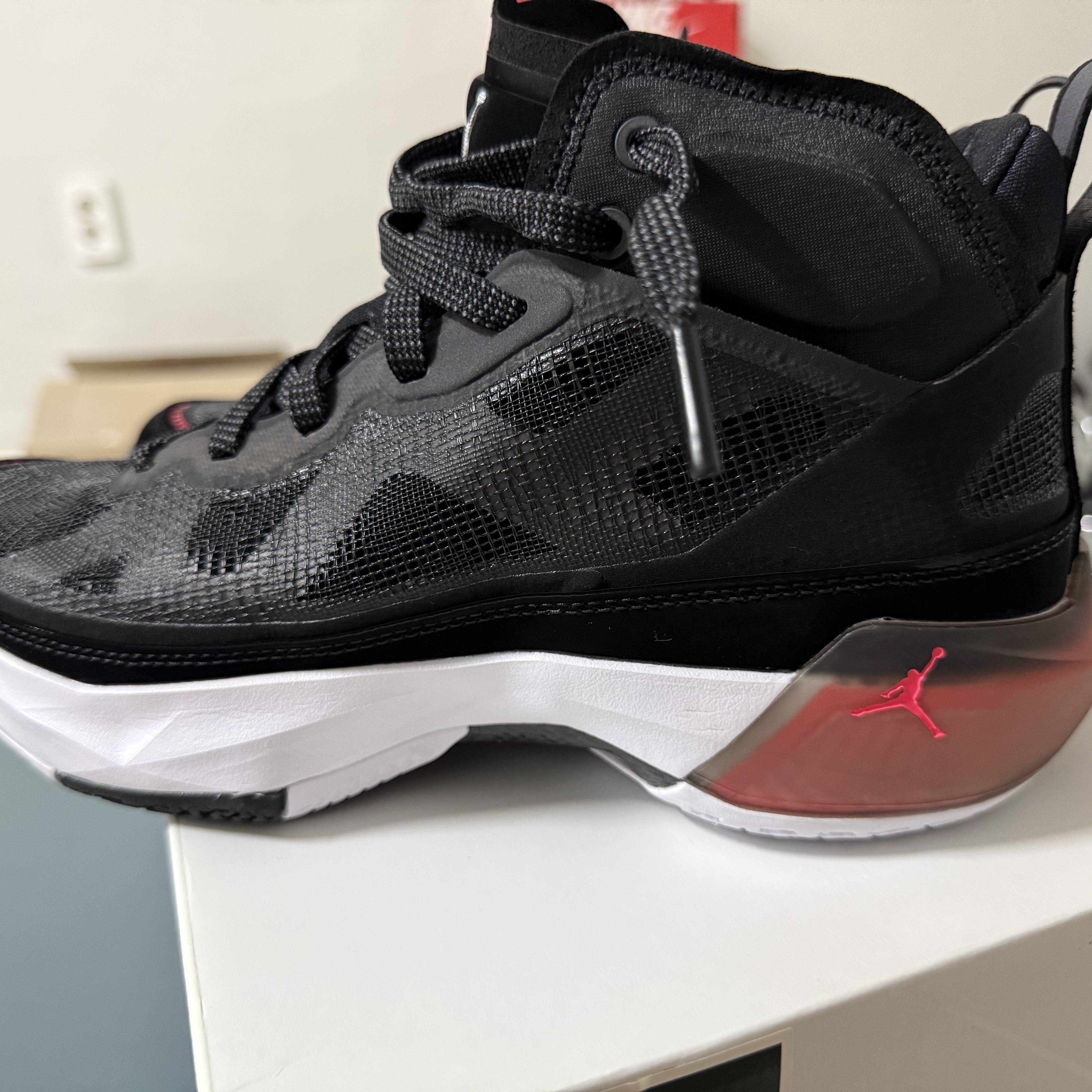 Jordan XXXVII PF Black Multi Color 착용 스타일 - 2
