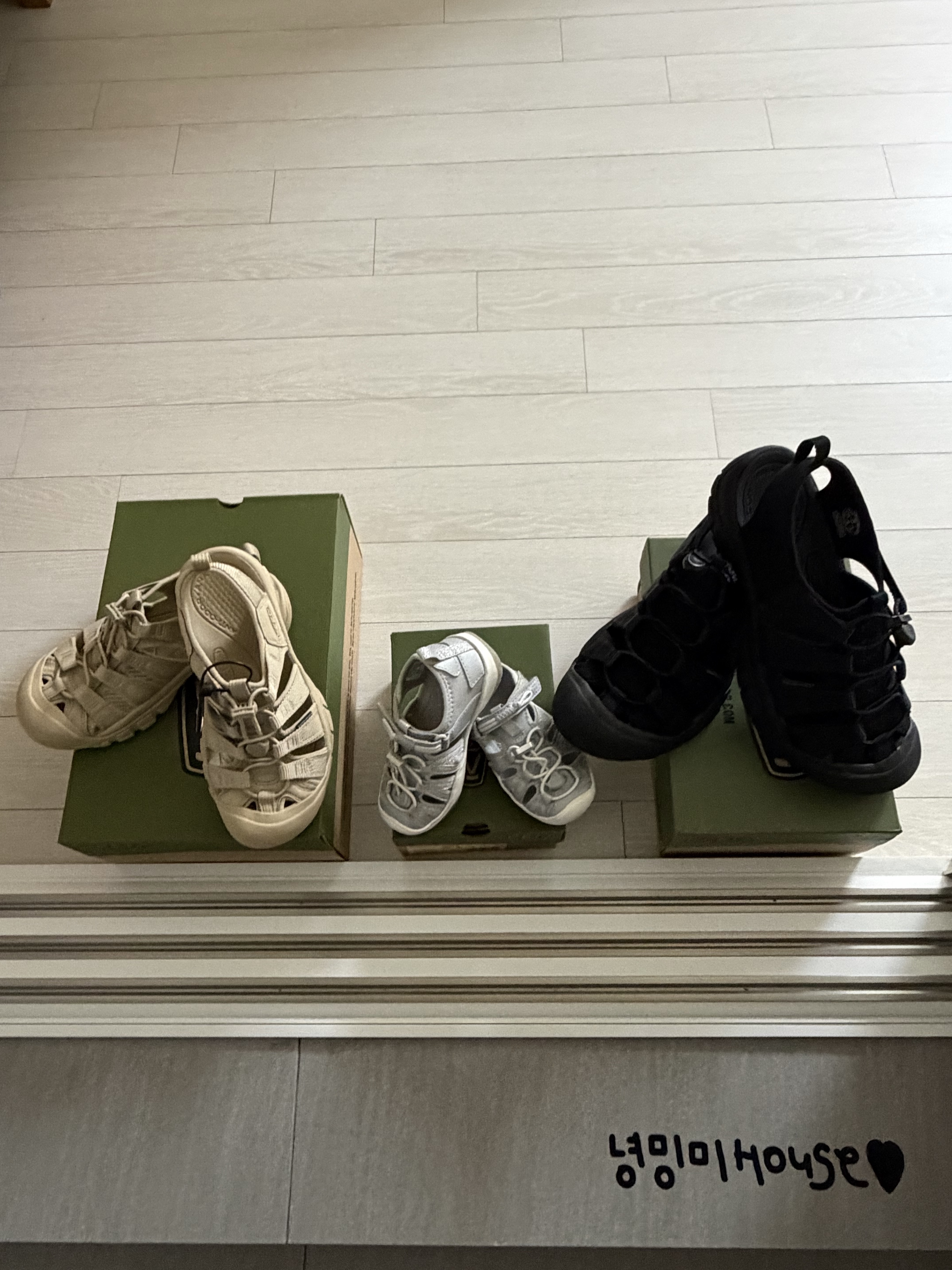 Keen Newport H2 Triple Black, (W) Keen Newport H2 Monochrome Safari 착용 스타일 - 1
