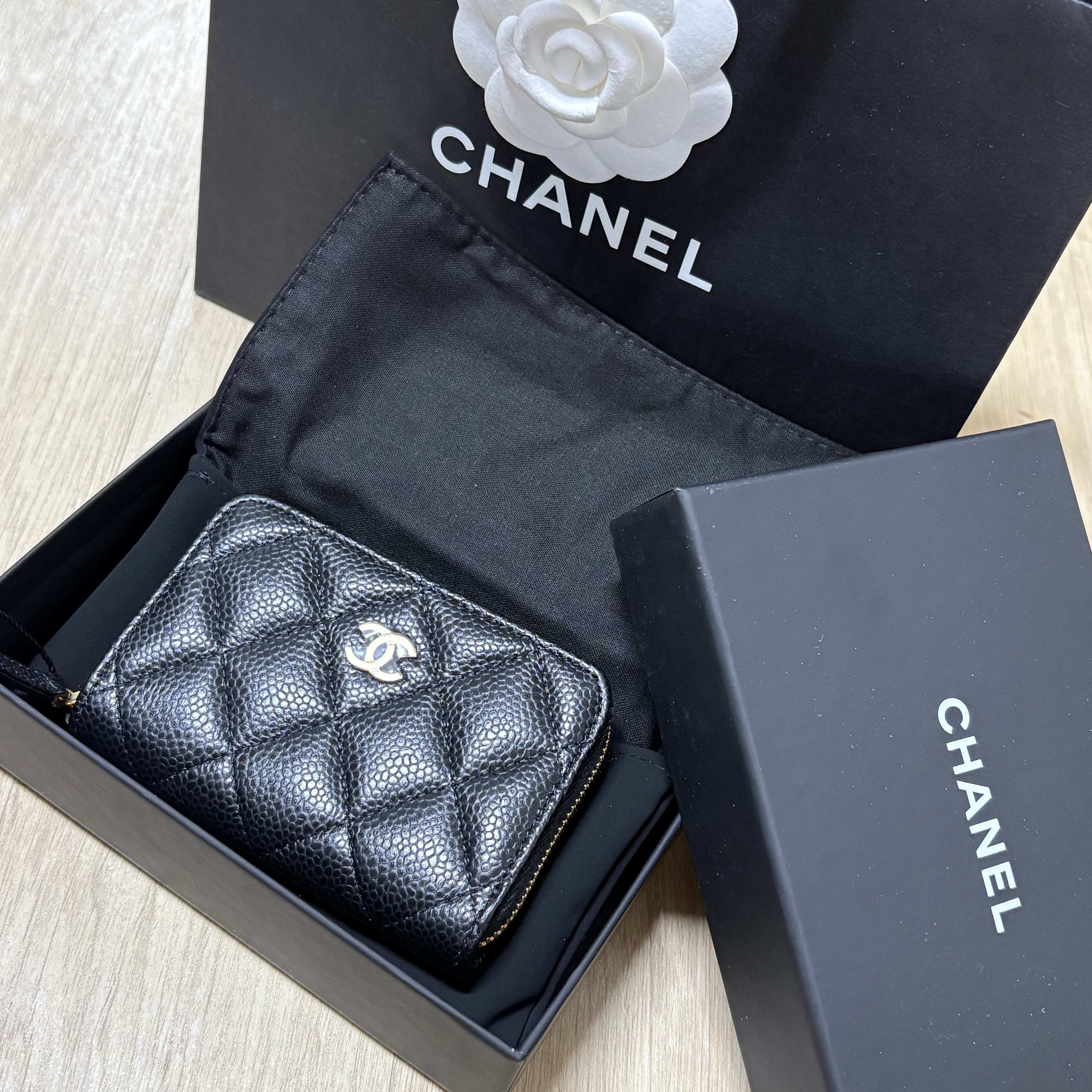 Chanel Classic Zipped Coin Purse Grained Calfskin & Gold Black, Puma H-street OG Black Silver 착용 스타일 - 1