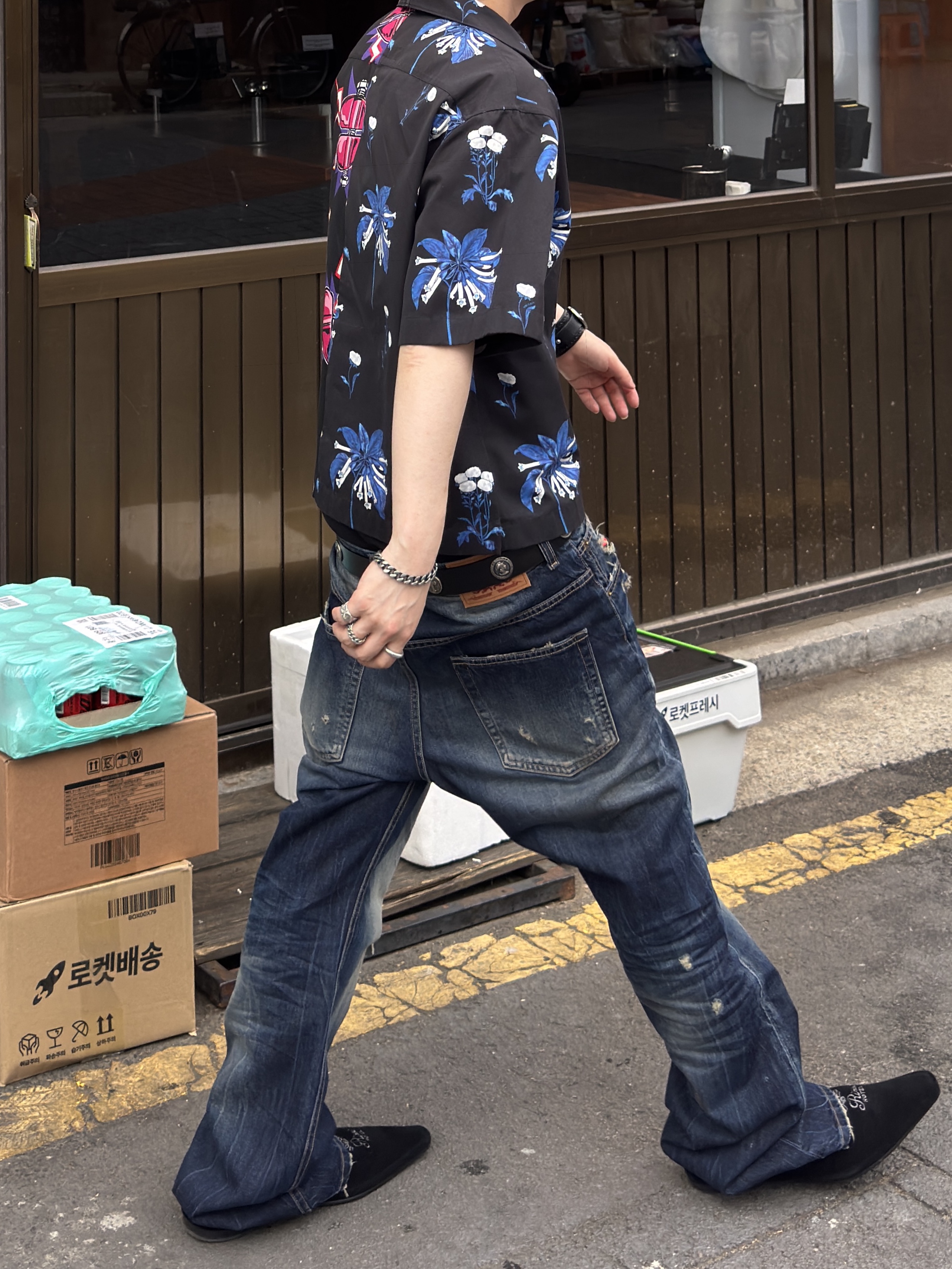 Protocol Index Semi Flared Jeans Blue, Protocol Index Concho Belt Black 착용 스타일 - 2
