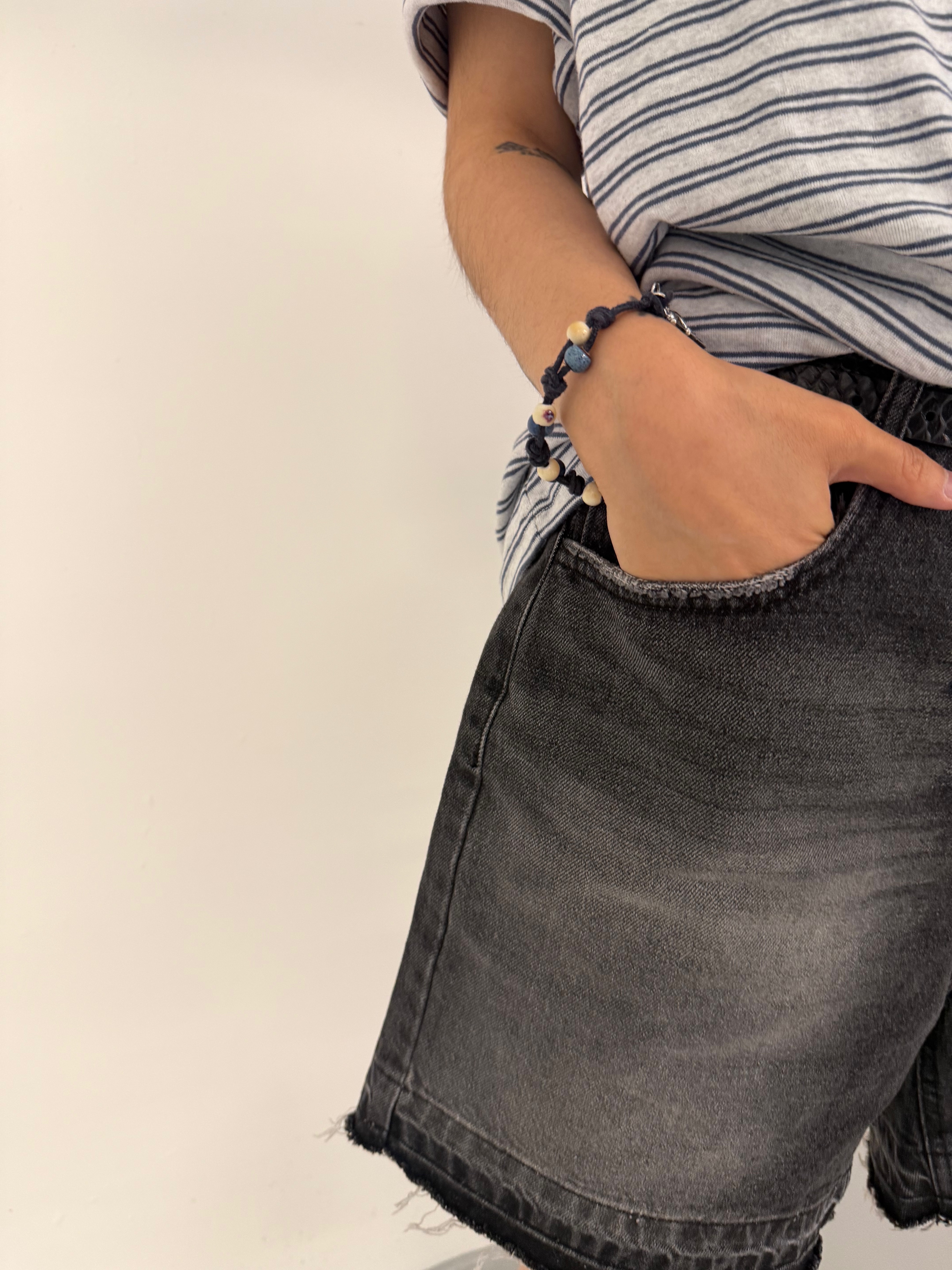 Hono Report Henley Neck Striped T-Shirt Blue Gray, Hono Report Cow Suede Bracelet Blue 착용 스타일 - 5