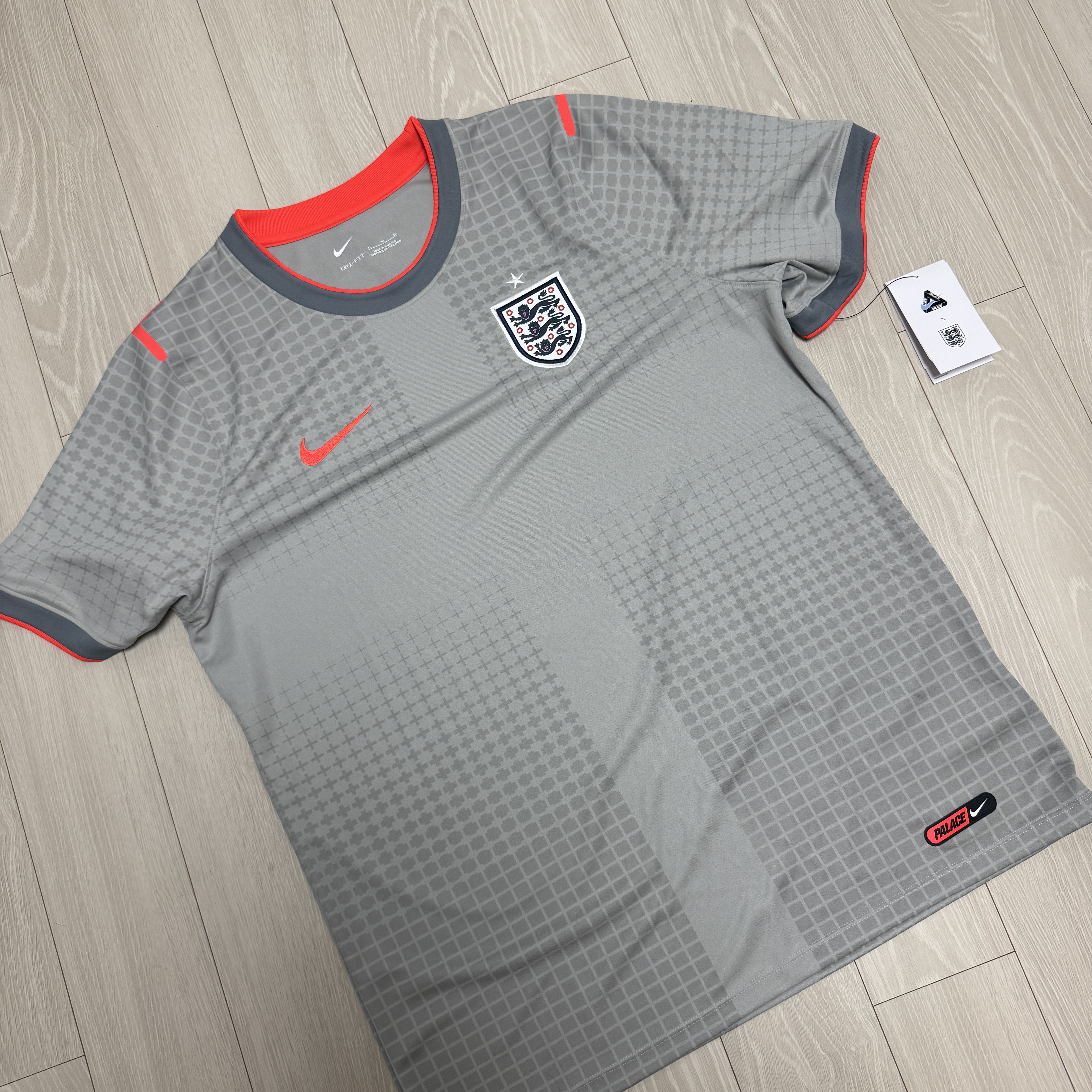 Palace x Nike England Academy Pro Short-Sleeve Football Top Pewter Grey Bright Crimson Bright Crimson 착용 스타일 - 1