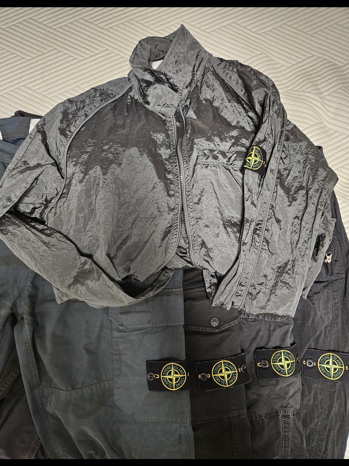 Stone Island 12321 Nylon Metal Garment Dyed Packable Overshirt Dark Grey - 22SS, Stone Island 31019 Nylon Metal in Econyl Regenerated Nylon Pants Black - 23SS 착용 스타일
