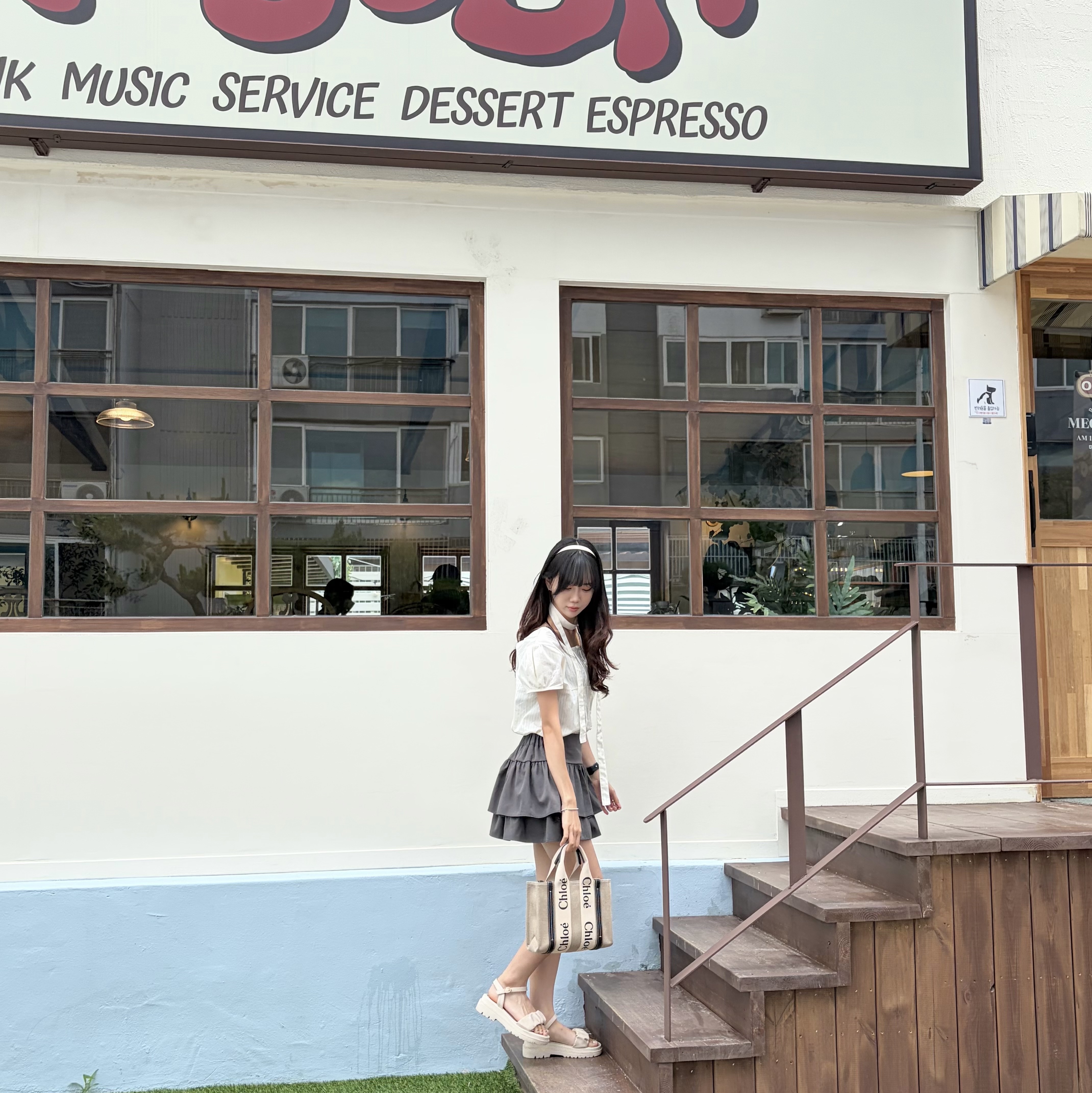 Chloe Woody Small Strap Tote Bag Navy 착용 스타일 - 3