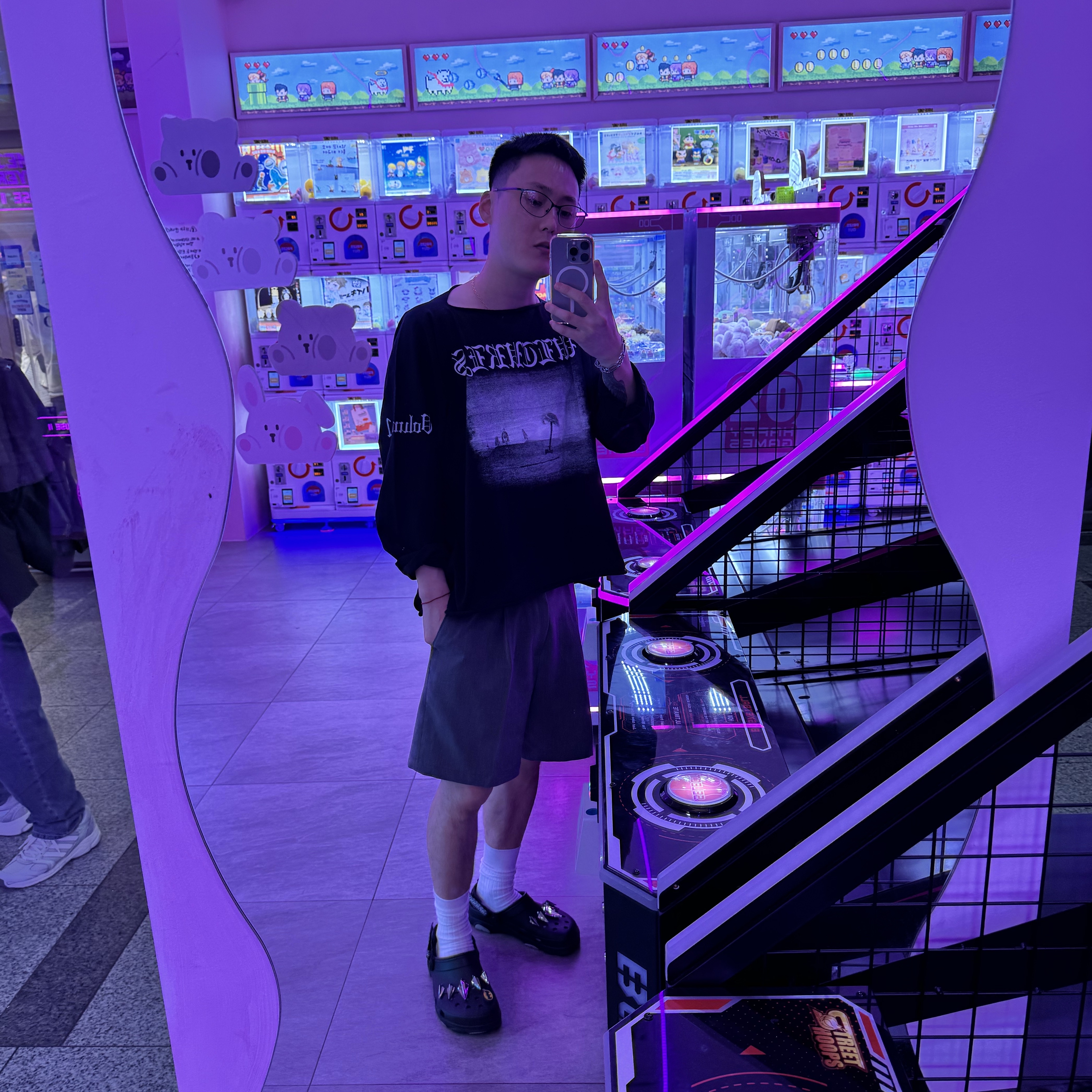 Yeezy Vultures Long T-Shirt Black, Crocs x Black Panther All Terrain Clog Black 착용 스타일