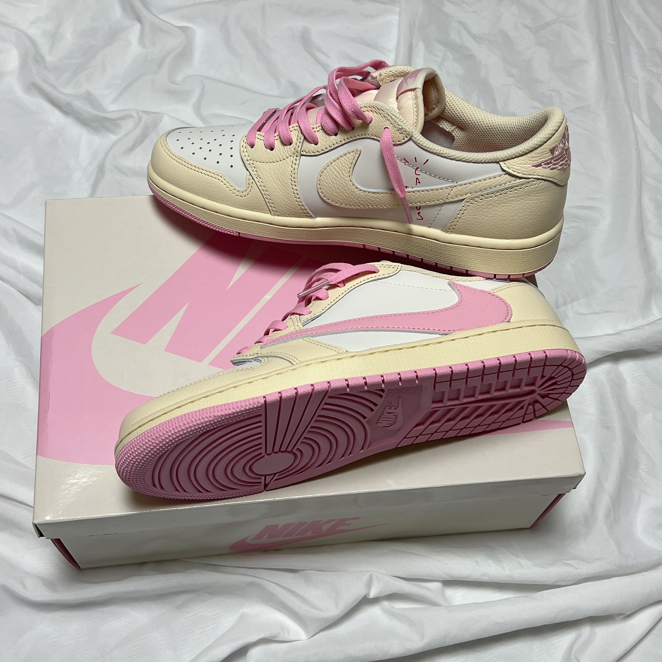 Jordan 1 x Travis Scott Retro Low OG SP Muslin Shy Pink 착용 스타일 - 1