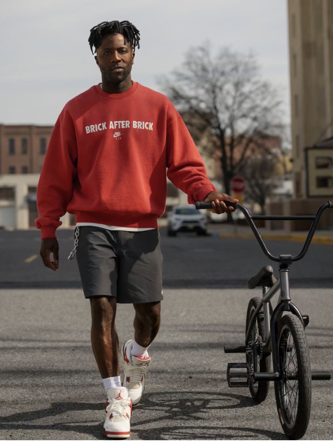 Jordan x Nigel Sylvester Fleece Crewneck Sweatshirt Cinnabar (IQ8154-671), Jordan x Nigel Sylvester Bike Shorts Anthracite (IQ8152-060) 착용 스타일 - 1