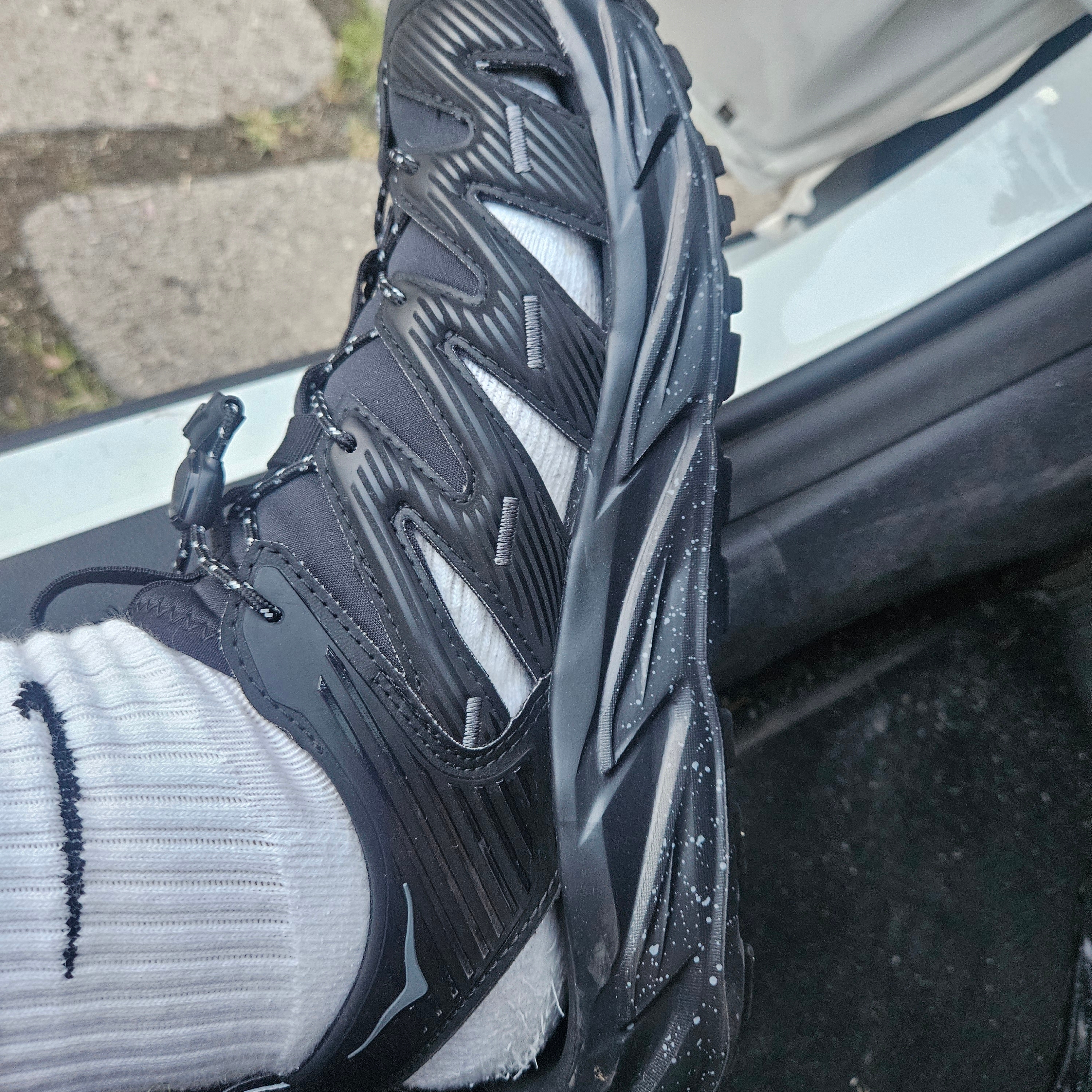 Hoka Hopara Black Castle Rock 착용 스타일